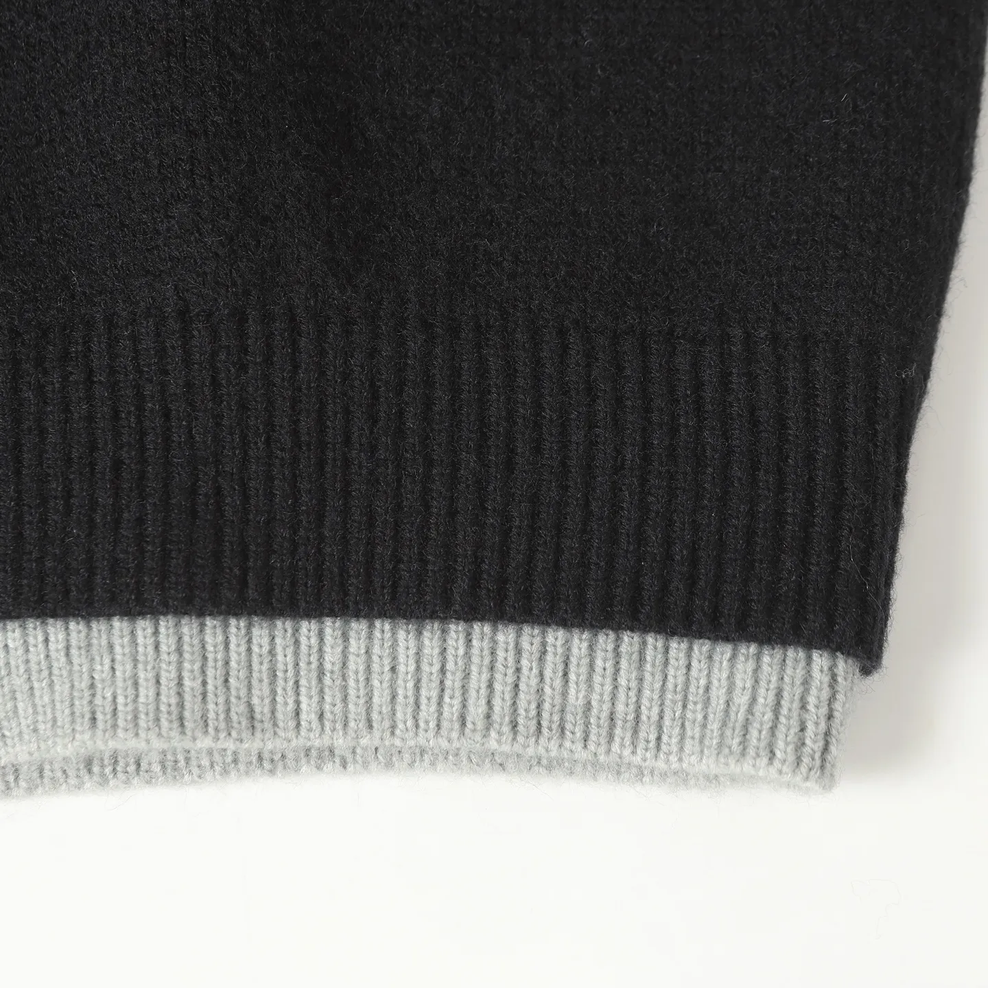 🅿️430 [Top quality] CD/Dior letter logo embroidered crew neck sweater. The fabric is made of 55% merino wool fabric, 35% cotton yarn and 10% polyester. This fabric has high thermal insulation effect and upper body comfort. The embroidery uses 3D three-dimensional embroidery, and the chest is embellished with the DDIOR embroidery logo. Garment washing water removes impurities and lint smell, while effectively fixing the pattern and adding hand feel. Dior Couture logo embroidery on the chest enhances style. Wear it with jeans and sneakers for a sophisticated yet casual modern look. Size:S/M/L/XL