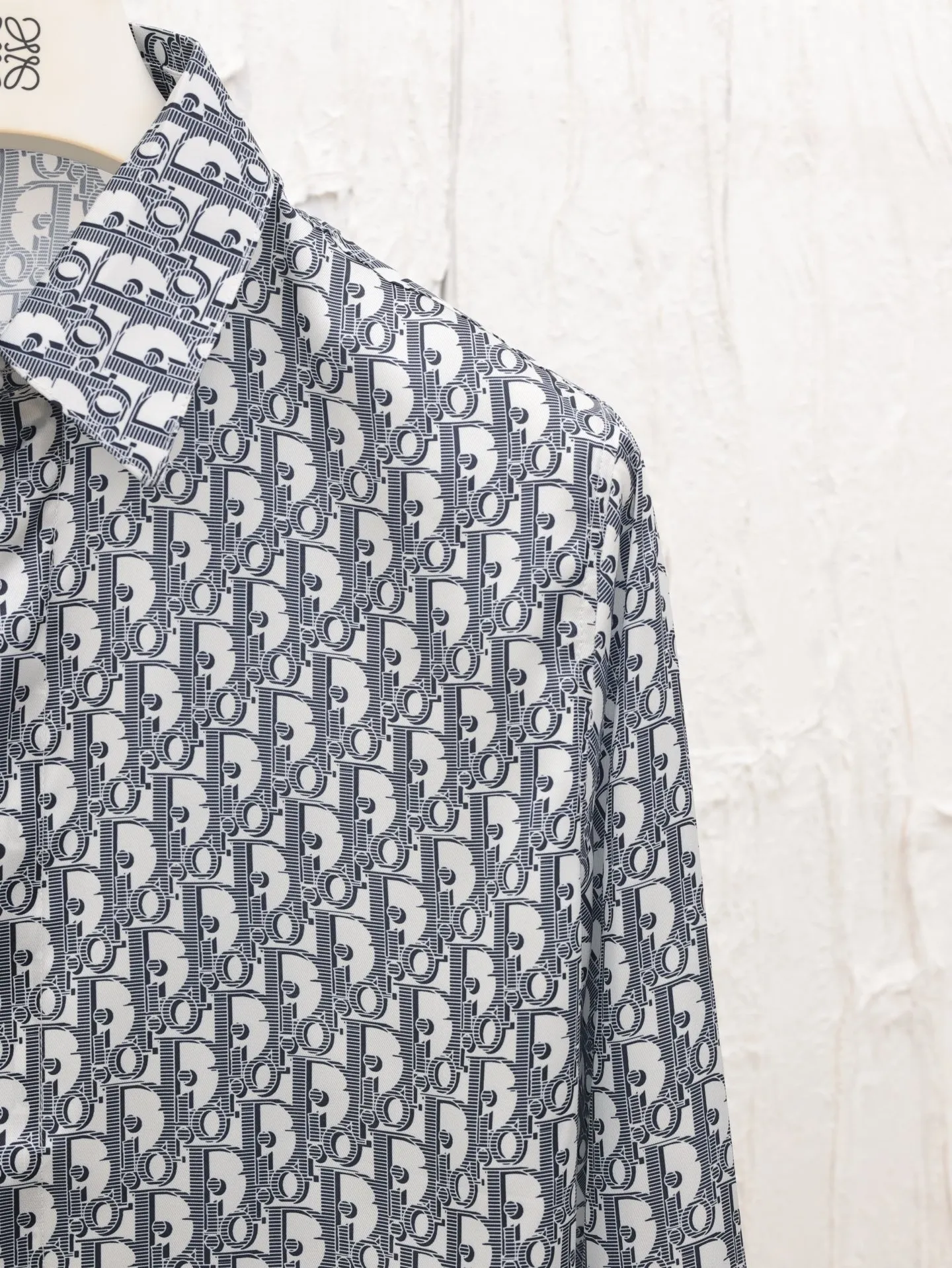🅿️450 Dio*/Dior 25ss all-over printed jacquard light blue classic presbyopic shirt. This village shirt is decorated with classic Oblique print. Crafted from white and blue mulberry silk twill fabric, it features a peaked collar and arc-shaped hem for a casual style. Wear with the matching pajamas or shorts for a sophisticated look.  Size：S/M/L/XL