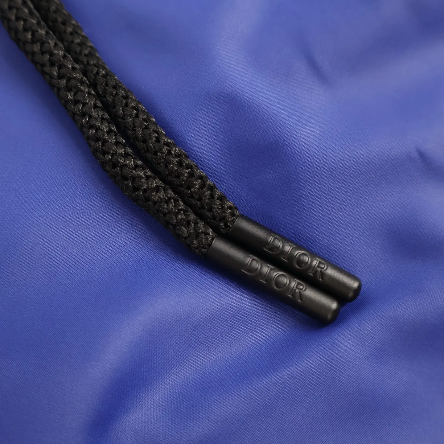 🅿️330 [Exclusive supply] CD small embroidered cargo shorts (blue). The original version was purchased and developed for 6499. It is carefully made of rley ocean astic technology fabric. This fabric is made of recycled materials. Paired with classic CD embroidery, with drawstrings and side flap pockets, the fabric is comfortable and soft, and the colors are consistent with no color difference. It can be matched with the same style to create a fashionable look, and can be used in various occasions. Customized accessories, complete with three labels, the same style for men and women. Size:S-M-L-XL