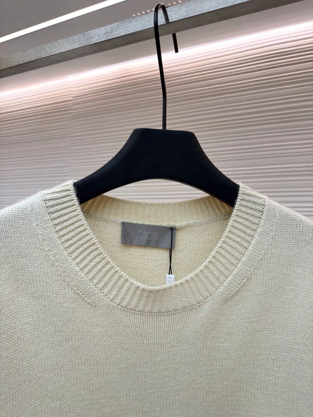 Dior letter embroidered sweater ●Original version: Purchased and developed by 9689 ●Item number: 1680982-B25 ●Material: wool fabric ●Technology: embroidery production ●Version: fitted version ●Weight: about 620 grams ●Size: The pattern-spun yarn is custom-dyed in beige and apricot colors, and an imported 12-needle knitting machine is used for the plain weave process. The chest is decorated with a classic logo on the front. The letter pattern is embroidered with imported Tajima machines using thousands of needles. It adopts precise needle embroidery technology. The embroidery is very fine and dense, and the letter pattern outlines the design clearly. Double-sided hanging wool technology, fine workmanship, clear texture and lines, extremely fine woven threads are made of environmentally friendly fibers, the overall wiring is straight and delicate, the fabric is comfortable and soft, the color is consistent and no color difference. It can be matched with the same style to create a fashionable look, to control various occasions, customized accessories, complete three standards, the same style for men and women!