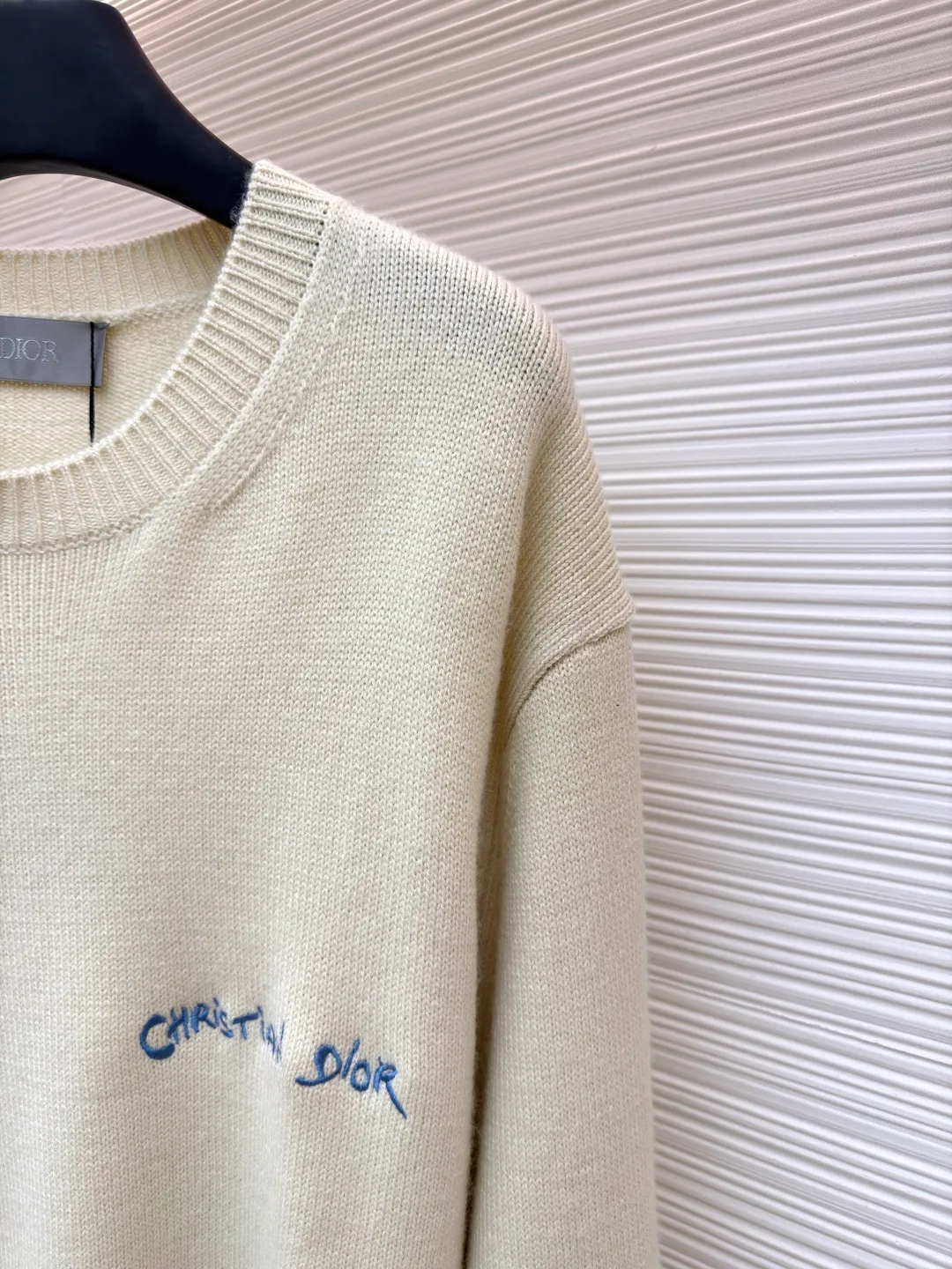 Dior letter embroidered sweater ●Original version: Purchased and developed by 9689 ●Item number: 1680982-B25 ●Material: wool fabric ●Technology: embroidery production ●Version: fitted version ●Weight: about 620 grams ●Size: The pattern-spun yarn is custom-dyed in beige and apricot colors, and an imported 12-needle knitting machine is used for the plain weave process. The chest is decorated with a classic logo on the front. The letter pattern is embroidered with imported Tajima machines using thousands of needles. It adopts precise needle embroidery technology. The embroidery is very fine and dense, and the letter pattern outlines the design clearly. Double-sided hanging wool technology, fine workmanship, clear texture and lines, extremely fine woven threads are made of environmentally friendly fibers, the overall wiring is straight and delicate, the fabric is comfortable and soft, the color is consistent and no color difference. It can be matched with the same style to create a fashionable look, to control various occasions, customized accessories, complete three standards, the same style for men and women!