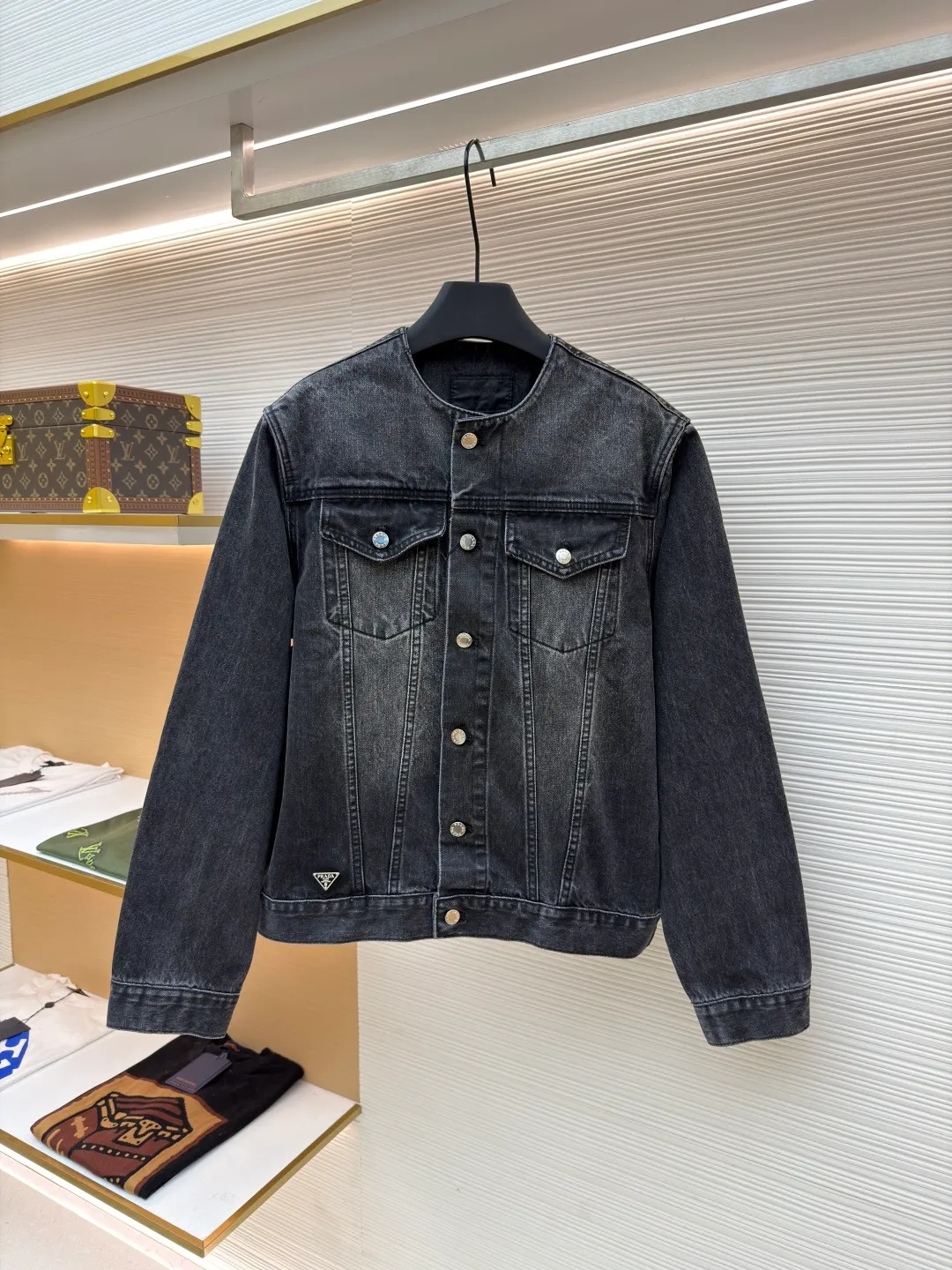 Prada washed denim jacket ●Original version: Purchased and developed by 7709 ●Item number: 1680932-B70 ●Material: denim fabric ●Technology: washed production ●Version: fitted version ●Weight: about 895 grams ●Size: S-M-L-XL ●Description: The fabric is made of 100% pure cotton custom-dyed twill 10*10 denim fabric. It has been treated with fine artificial twill and garment washing and fading processes to show a natural distressed effect. The jacket has a fitted fit and an unlined construction for comfort. Round neckline and long sleeves with button closures. The front is opened and closed with a single row of buttons, equipped with a customized triangular steel label and four-button buckle, and the details highlight the brand texture. Contrasting color topstitching and patch pocket design add a sense of hierarchy, and the pocket is equipped with a button flap. The overall design is loosely cut and processed with a special washing process. The fabric is soft and rich in texture. The customized leather label and trademark are perfectly original details, and the collarless design is more casual and fashionable. The overall wiring is straight and delicate, the fabric is comfortable and soft, and the color is consistent without color difference. It can be matched with the same style to create a fashionable look and control various occasions. Customized accessories, complete with three standards, same style for men and women!