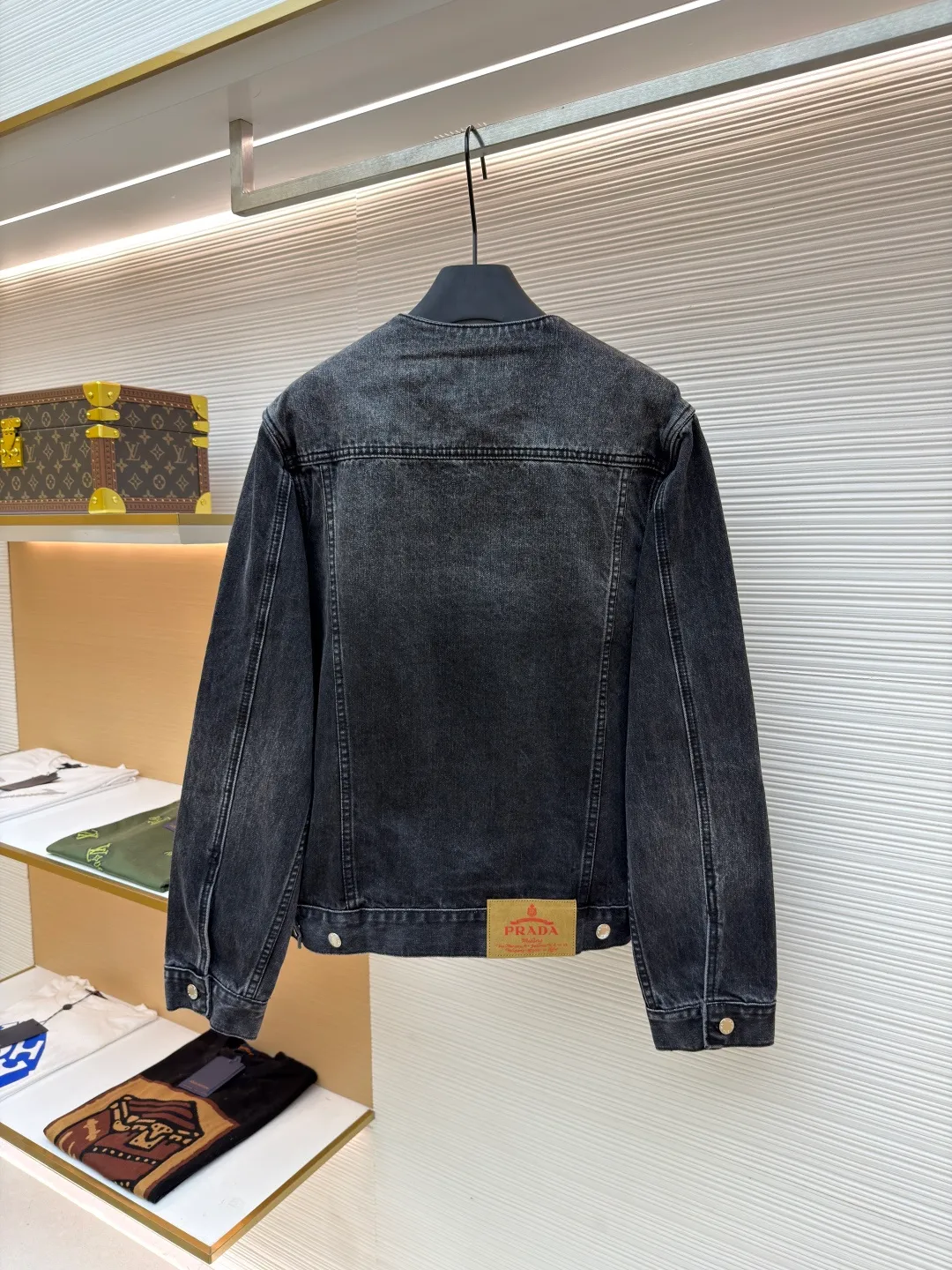Prada washed denim jacket ●Original version: Purchased and developed by 7709 ●Item number: 1680932-B70 ●Material: denim fabric ●Technology: washed production ●Version: fitted version ●Weight: about 895 grams ●Size: S-M-L-XL ●Description: The fabric is made of 100% pure cotton custom-dyed twill 10*10 denim fabric. It has been treated with fine artificial twill and garment washing and fading processes to show a natural distressed effect. The jacket has a fitted fit and an unlined construction for comfort. Round neckline and long sleeves with button closures. The front is opened and closed with a single row of buttons, equipped with a customized triangular steel label and four-button buckle, and the details highlight the brand texture. Contrasting color topstitching and patch pocket design add a sense of hierarchy, and the pocket is equipped with a button flap. The overall design is loosely cut and processed with a special washing process. The fabric is soft and rich in texture. The customized leather label and trademark are perfectly original details, and the collarless design is more casual and fashionable. The overall wiring is straight and delicate, the fabric is comfortable and soft, and the color is consistent without color difference. It can be matched with the same style to create a fashionable look and control various occasions. Customized accessories, complete with three standards, same style for men and women!
