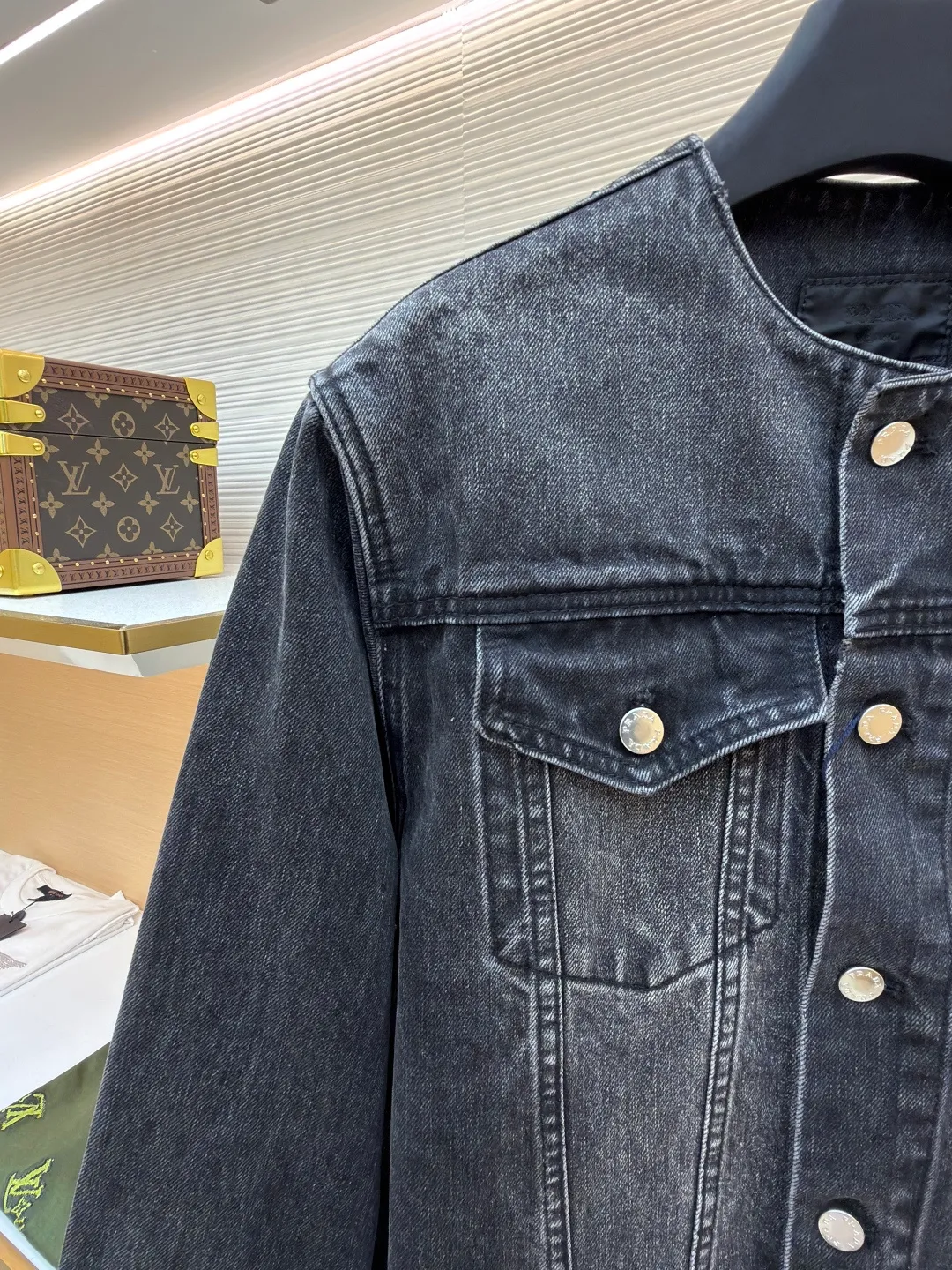 Prada washed denim jacket ●Original version: Purchased and developed by 7709 ●Item number: 1680932-B70 ●Material: denim fabric ●Technology: washed production ●Version: fitted version ●Weight: about 895 grams ●Size: S-M-L-XL ●Description: The fabric is made of 100% pure cotton custom-dyed twill 10*10 denim fabric. It has been treated with fine artificial twill and garment washing and fading processes to show a natural distressed effect. The jacket has a fitted fit and an unlined construction for comfort. Round neckline and long sleeves with button closures. The front is opened and closed with a single row of buttons, equipped with a customized triangular steel label and four-button buckle, and the details highlight the brand texture. Contrasting color topstitching and patch pocket design add a sense of hierarchy, and the pocket is equipped with a button flap. The overall design is loosely cut and processed with a special washing process. The fabric is soft and rich in texture. The customized leather label and trademark are perfectly original details, and the collarless design is more casual and fashionable. The overall wiring is straight and delicate, the fabric is comfortable and soft, and the color is consistent without color difference. It can be matched with the same style to create a fashionable look and control various occasions. Customized accessories, complete with three standards, same style for men and women!