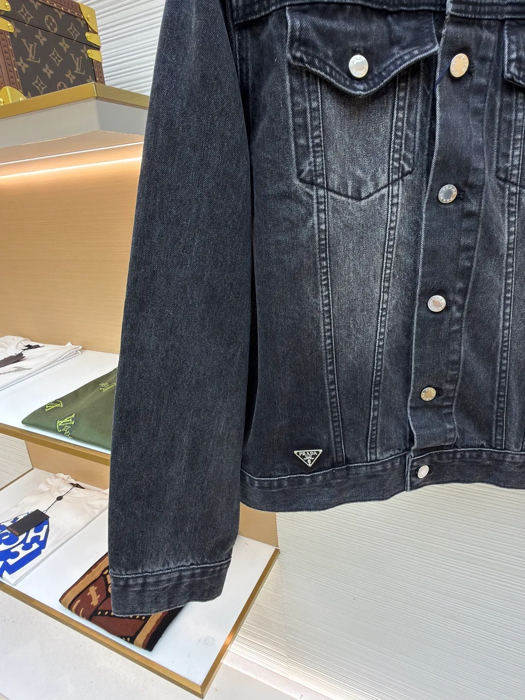 Prada washed denim jacket ●Original version: Purchased and developed by 7709 ●Item number: 1680932-B70 ●Material: denim fabric ●Technology: washed production ●Version: fitted version ●Weight: about 895 grams ●Size: S-M-L-XL ●Description: The fabric is made of 100% pure cotton custom-dyed twill 10*10 denim fabric. It has been treated with fine artificial twill and garment washing and fading processes to show a natural distressed effect. The jacket has a fitted fit and an unlined construction for comfort. Round neckline and long sleeves with button closures. The front is opened and closed with a single row of buttons, equipped with a customized triangular steel label and four-button buckle, and the details highlight the brand texture. Contrasting color topstitching and patch pocket design add a sense of hierarchy, and the pocket is equipped with a button flap. The overall design is loosely cut and processed with a special washing process. The fabric is soft and rich in texture. The customized leather label and trademark are perfectly original details, and the collarless design is more casual and fashionable. The overall wiring is straight and delicate, the fabric is comfortable and soft, and the color is consistent without color difference. It can be matched with the same style to create a fashionable look and control various occasions. Customized accessories, complete with three standards, same style for men and women!