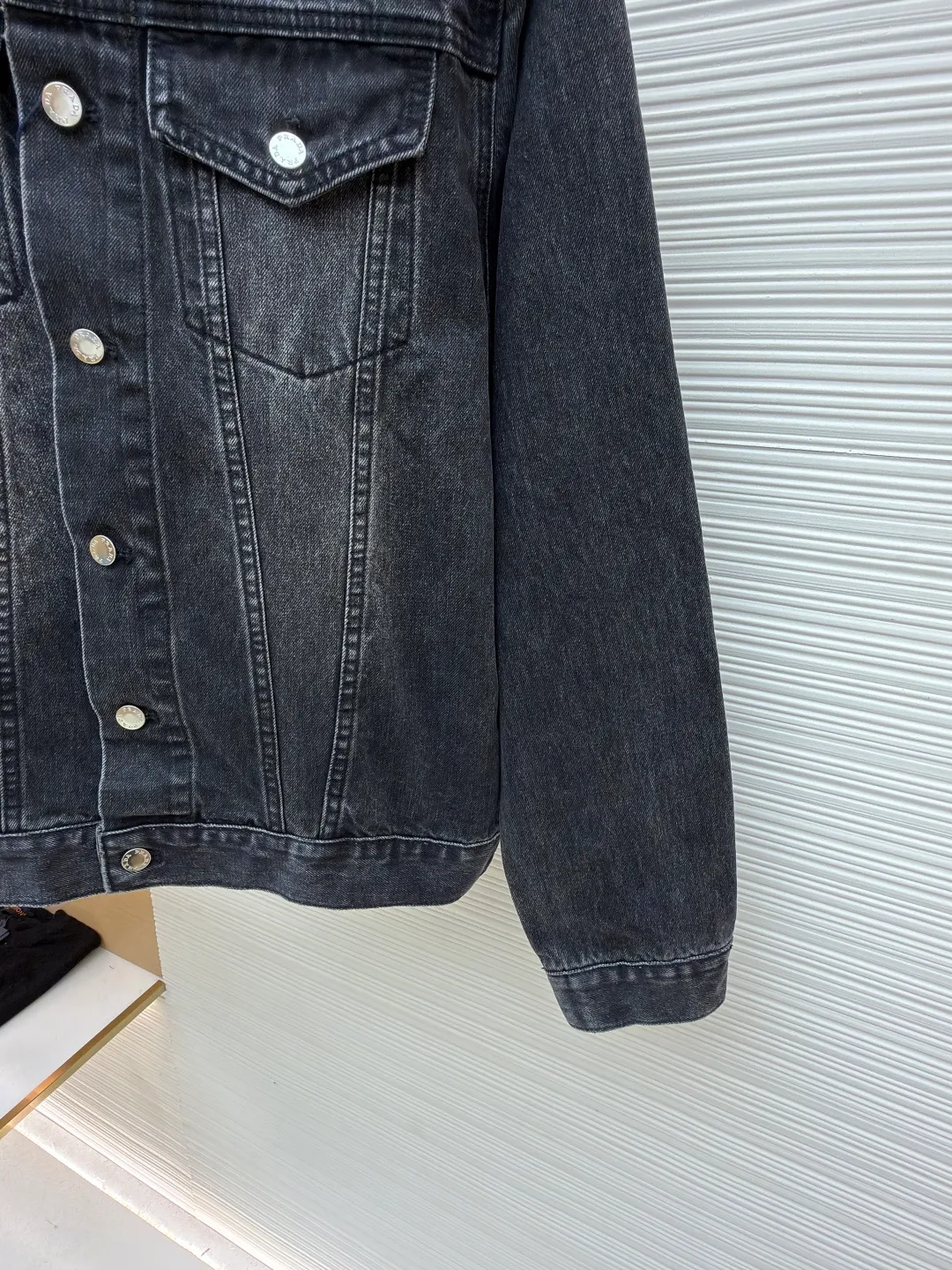 Prada washed denim jacket ●Original version: Purchased and developed by 7709 ●Item number: 1680932-B70 ●Material: denim fabric ●Technology: washed production ●Version: fitted version ●Weight: about 895 grams ●Size: S-M-L-XL ●Description: The fabric is made of 100% pure cotton custom-dyed twill 10*10 denim fabric. It has been treated with fine artificial twill and garment washing and fading processes to show a natural distressed effect. The jacket has a fitted fit and an unlined construction for comfort. Round neckline and long sleeves with button closures. The front is opened and closed with a single row of buttons, equipped with a customized triangular steel label and four-button buckle, and the details highlight the brand texture. Contrasting color topstitching and patch pocket design add a sense of hierarchy, and the pocket is equipped with a button flap. The overall design is loosely cut and processed with a special washing process. The fabric is soft and rich in texture. The customized leather label and trademark are perfectly original details, and the collarless design is more casual and fashionable. The overall wiring is straight and delicate, the fabric is comfortable and soft, and the color is consistent without color difference. It can be matched with the same style to create a fashionable look and control various occasions. Customized accessories, complete with three standards, same style for men and women!