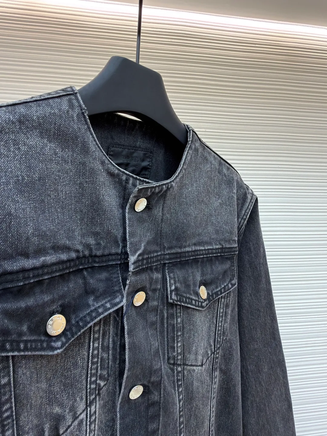 Prada washed denim jacket ●Original version: Purchased and developed by 7709 ●Item number: 1680932-B70 ●Material: denim fabric ●Technology: washed production ●Version: fitted version ●Weight: about 895 grams ●Size: S-M-L-XL ●Description: The fabric is made of 100% pure cotton custom-dyed twill 10*10 denim fabric. It has been treated with fine artificial twill and garment washing and fading processes to show a natural distressed effect. The jacket has a fitted fit and an unlined construction for comfort. Round neckline and long sleeves with button closures. The front is opened and closed with a single row of buttons, equipped with a customized triangular steel label and four-button buckle, and the details highlight the brand texture. Contrasting color topstitching and patch pocket design add a sense of hierarchy, and the pocket is equipped with a button flap. The overall design is loosely cut and processed with a special washing process. The fabric is soft and rich in texture. The customized leather label and trademark are perfectly original details, and the collarless design is more casual and fashionable. The overall wiring is straight and delicate, the fabric is comfortable and soft, and the color is consistent without color difference. It can be matched with the same style to create a fashionable look and control various occasions. Customized accessories, complete with three standards, same style for men and women!
