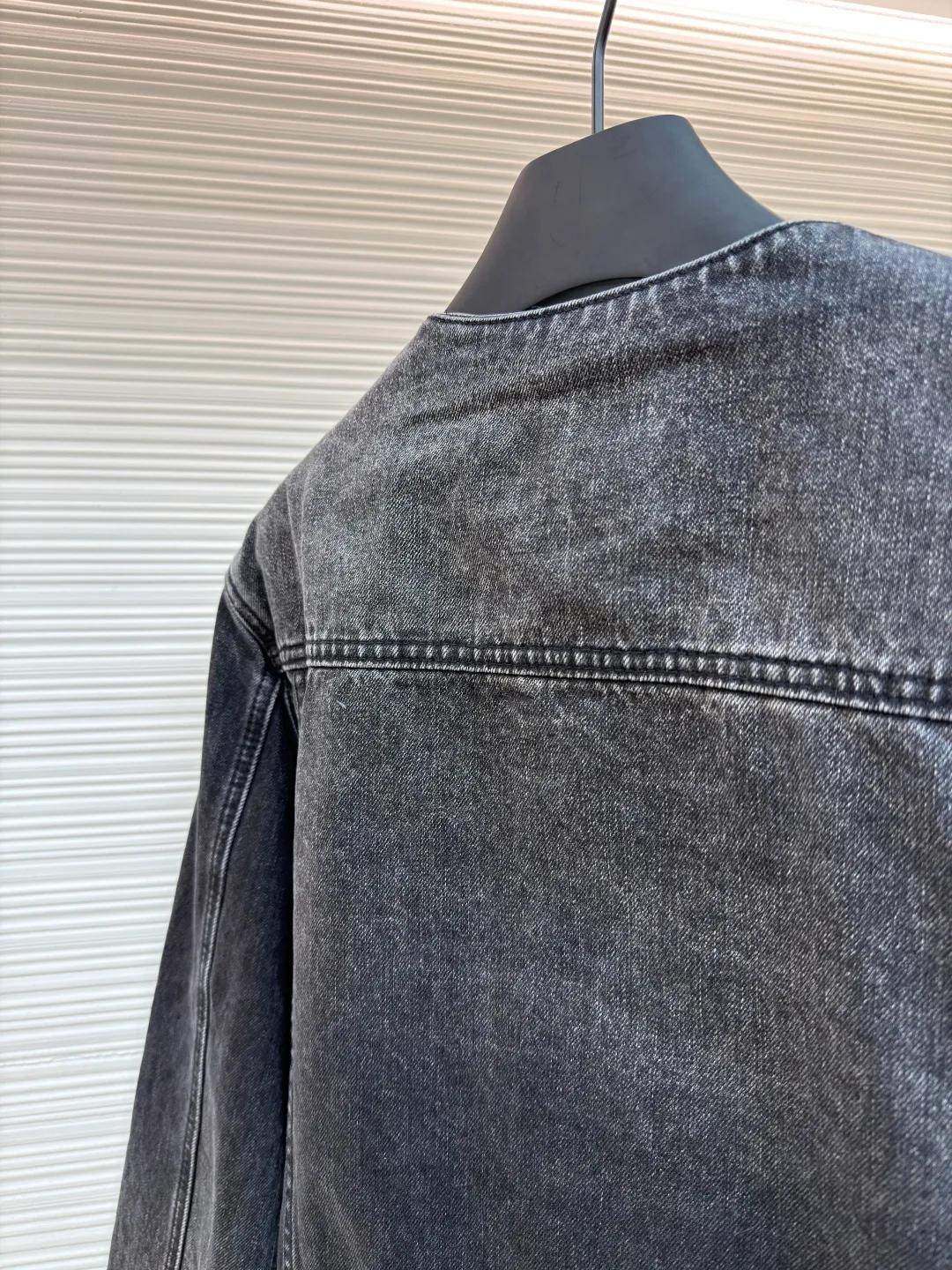 Prada washed denim jacket ●Original version: Purchased and developed by 7709 ●Item number: 1680932-B70 ●Material: denim fabric ●Technology: washed production ●Version: fitted version ●Weight: about 895 grams ●Size: S-M-L-XL ●Description: The fabric is made of 100% pure cotton custom-dyed twill 10*10 denim fabric. It has been treated with fine artificial twill and garment washing and fading processes to show a natural distressed effect. The jacket has a fitted fit and an unlined construction for comfort. Round neckline and long sleeves with button closures. The front is opened and closed with a single row of buttons, equipped with a customized triangular steel label and four-button buckle, and the details highlight the brand texture. Contrasting color topstitching and patch pocket design add a sense of hierarchy, and the pocket is equipped with a button flap. The overall design is loosely cut and processed with a special washing process. The fabric is soft and rich in texture. The customized leather label and trademark are perfectly original details, and the collarless design is more casual and fashionable. The overall wiring is straight and delicate, the fabric is comfortable and soft, and the color is consistent without color difference. It can be matched with the same style to create a fashionable look and control various occasions. Customized accessories, complete with three standards, same style for men and women!