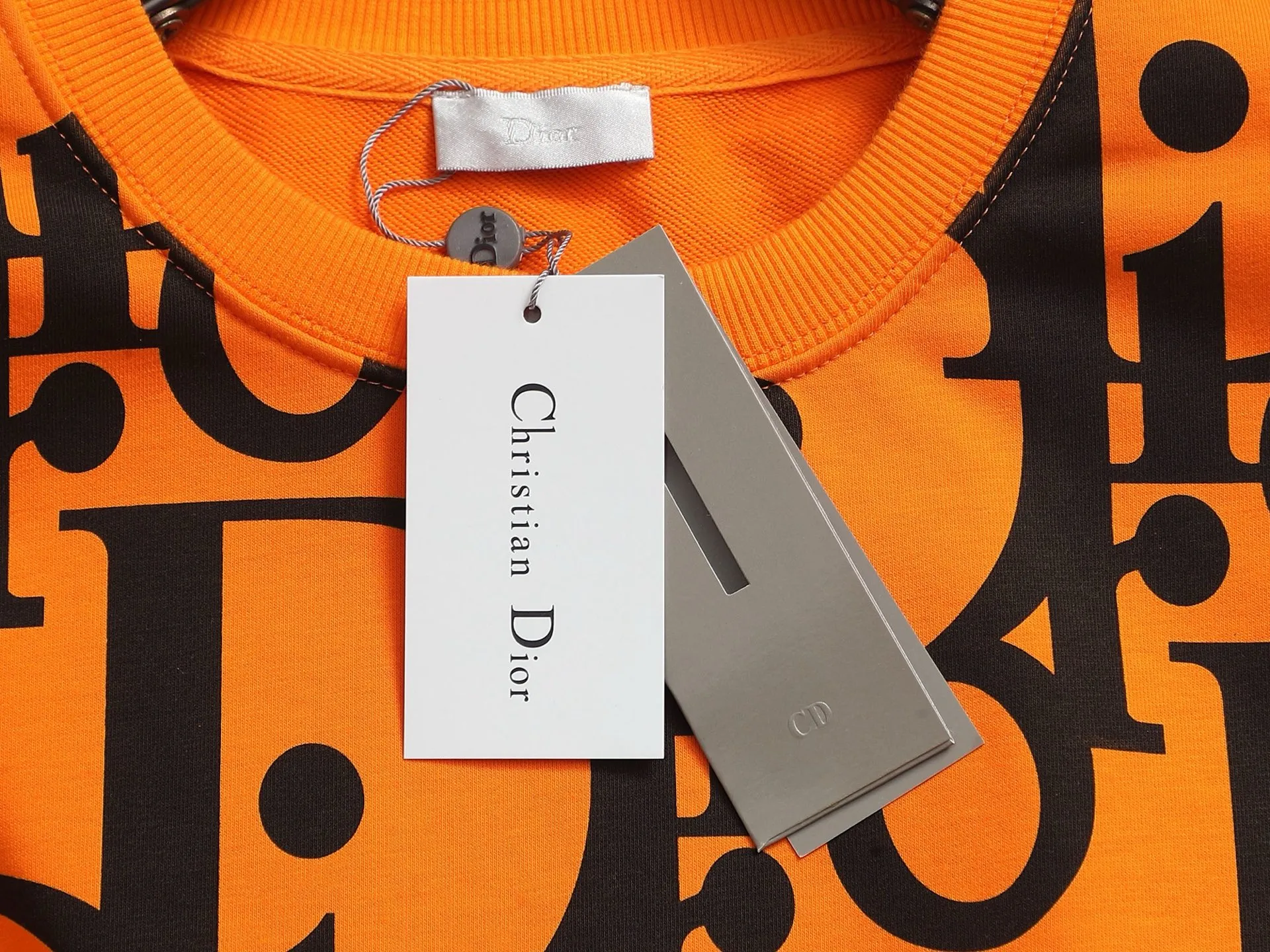 🅿️250 Dior CD micro wide version CD 25SS New product official website for sale simultaneously Round neck sweatshirt logo print pattern As the leader in the luxury world, the D family is well-deserved. The first thing that catches the eye is the loose and comfortable black and white solid color version of the piece we are going to talk about today. The ribbed round collar has become the best modification of its version, and the D family has the upper body LOGO listed on the chest, and the unique design of the letter logo is printed all over, which highlights the texture! The most traditional modification method combined with the simplest color scale contrast forms the strongest and direct contrast, and this is often the most concise and clear minimalist modification method~~A nostalgic classic atmosphere also spreads in this work inadvertently! ! Here’s to a historic year for Dior! Coupled with the blessing of 420 grams of cotton material, both the upper body comfort and the existence are unparalleled. It can be said to be a must-have companion in summer. The excellent breathability and comfortable wearing feeling are unparalleled~ Recommended! ! Color: Apricot Green Purple Orange Size: SMLXL