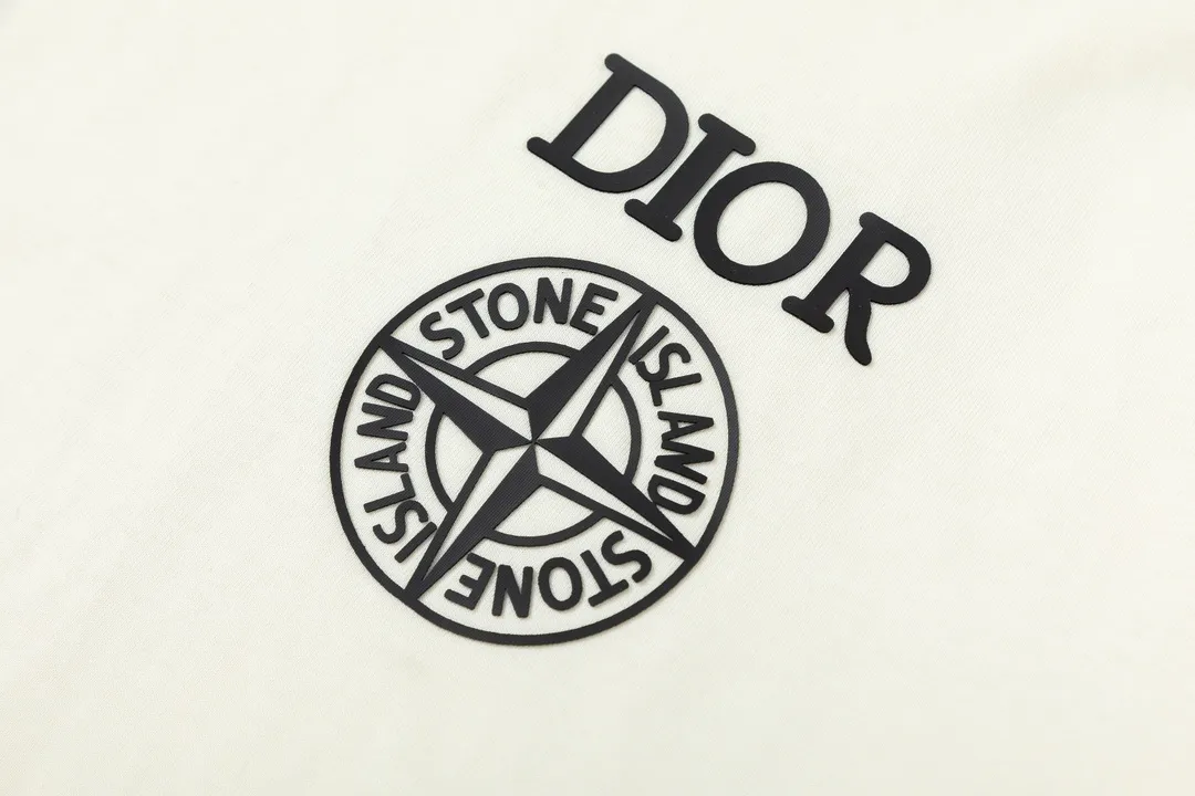 🅿️170 Dior Dior joint stone island series 2025 new three-dimensional silicone letter logo Uniform short-sleeved T-shirt for men and women ·Customized 280 grams of 100% double yarn pure cotton fabric ·Defined dyeing of 32 double-strand threads ·Laser three-dimensional convex glue technology ·Collar label, hangtag, main mark and three complete labels Color: apricot Size: XS S M L