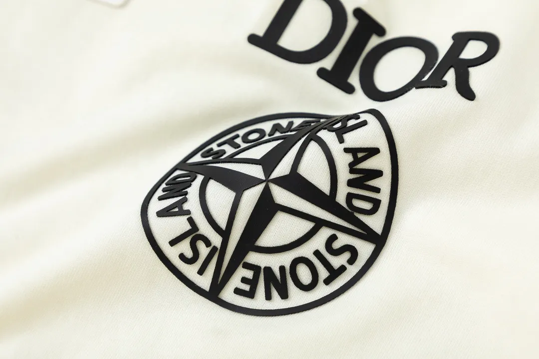 🅿️170 Dior Dior joint stone island series 2025 new three-dimensional silicone letter logo Uniform short-sleeved T-shirt for men and women ·Customized 280 grams of 100% double yarn pure cotton fabric ·Defined dyeing of 32 double-strand threads ·Laser three-dimensional convex glue technology ·Collar label, hangtag, main mark and three complete labels Color: apricot Size: XS S M L