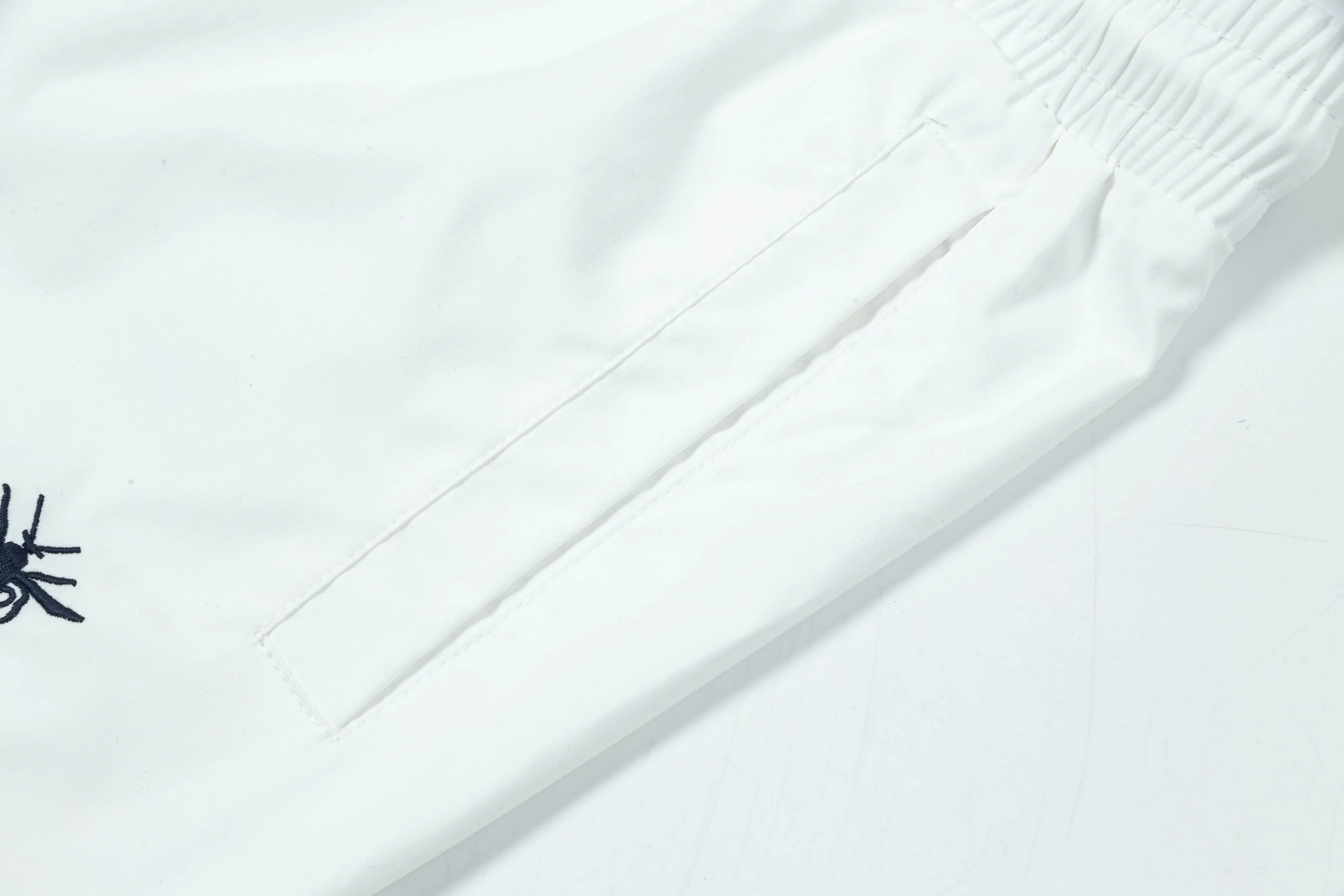 🅿️160 2025 DiOR Dior's new quick-drying beach shorts, customized fabrics, craft embroidery logo. The version is tight and three-dimensional, with straight stripe splicing. The customized trouser cord hardware has strong texture and smoothness. The upper body is comfortable and breathable. It has a concave and convex three-dimensional feel. It is fashionable and casual. Color: Black White Size: M-4XL