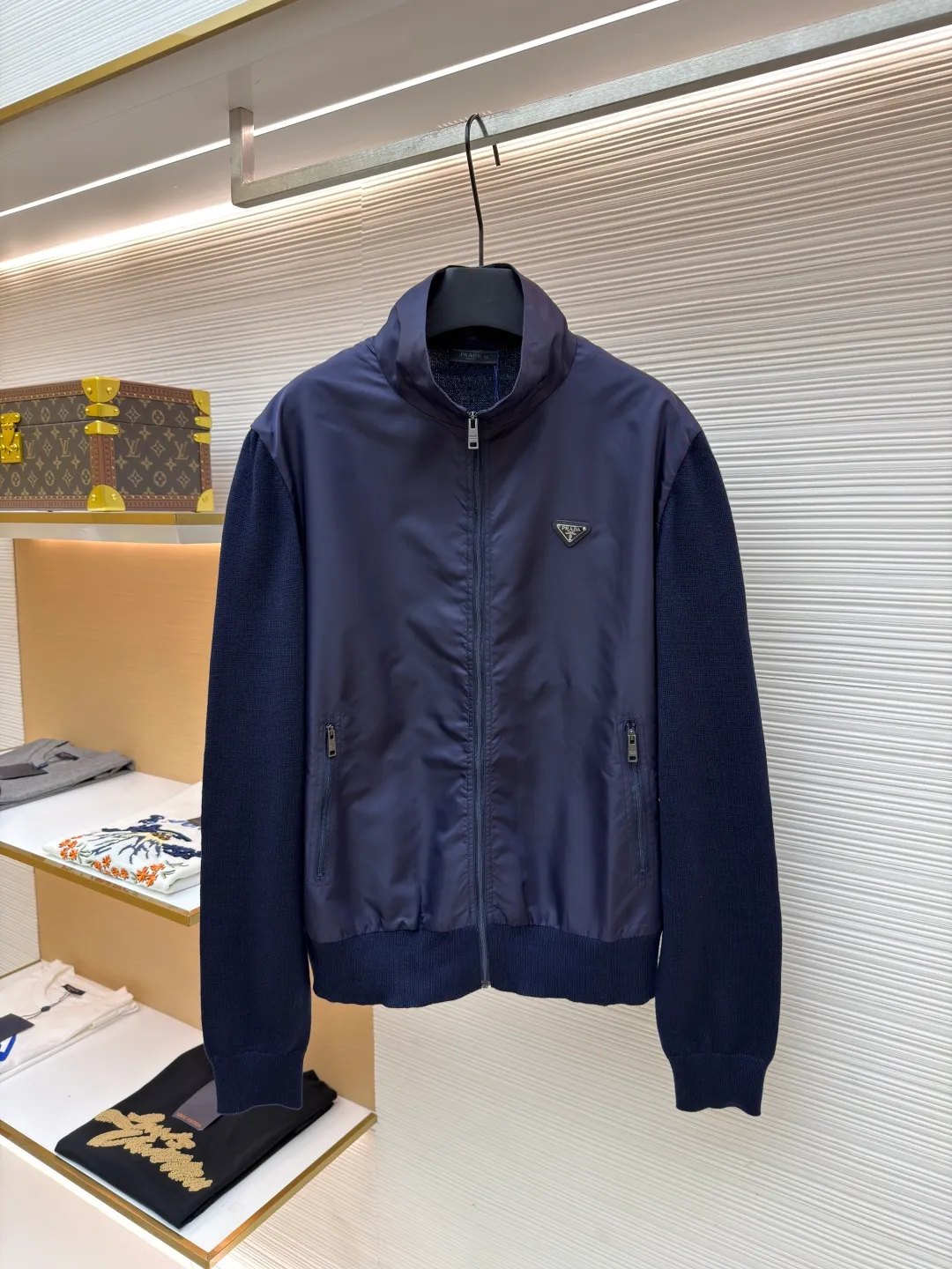 Prada triangle logo knitted splicing nylon jacket ●Original version: Purchased and developed at 20800 ●Item number: 1681157-B40 ●Fabric: twill light-sensitive nylon laminated fabric ●Technology: made with garment wash ●Color: dark blue ●Version: fitted version ●Weight: about 505 grams ●Size: 48-50-52-54 ●Description: Customized twill light-sensitive nylon laminated material And custom-woven mercerized wool blended knitted fabric, soft and delicate, comfortable and close to the skin. Using deep navy blue as the ink and splicing as the pen, harmonious symbiosis. The iconic enameled triangular metal logo is embellished to highlight the elegance and nobility of the brand. Use splicing design to deconstruct classics. When the gentleness of wool meets the sharpness of Re-Nylon, it reveals a flexible and relaxed beauty. The tactile layering is the ultimate sense of luxury. It is a detail hidden in the restraint. The infrared positioning of the "Prada triangle mark" by an imported special machine is more precise and firm. Seamless splicing is made with fine workmanship. The sweater fabric pieces are connected together through specific sewing and knitting techniques, so that there are almost no traces of the splicing. The splicing effect is beautiful and neat, and the template machine opens the bag. The preset template guides the position, shape and size of the bag opening. The accuracy ensures the quality of the bag opening effect. The ready-to-wear washing water is softened and deodorized through professional washing equipment and specific detergents. The clothes are deeply cleaned and deodorized to improve the feel and appearance of the clothes. The overall wiring is straight and delicate, the fabric is comfortable and soft, and the color is consistent without color difference. It can be matched with the same style to create a fashionable look and control various occasions. Customized accessories, complete with three standards, same style for men and women!