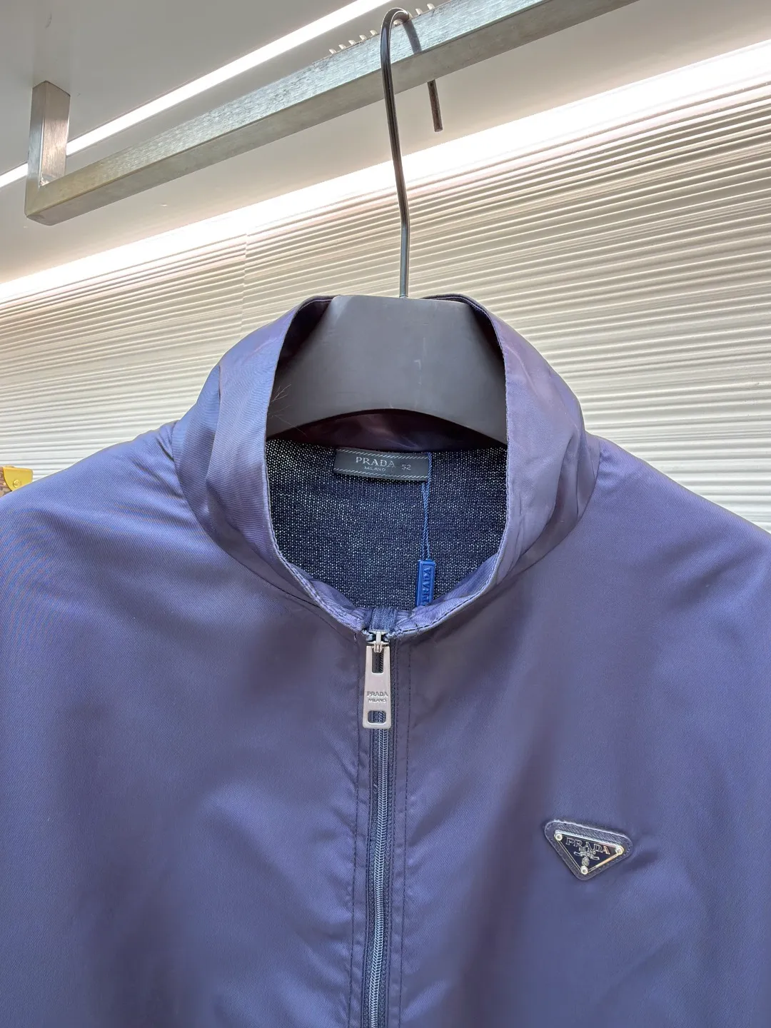 Prada triangle logo knitted splicing nylon jacket ●Original version: Purchased and developed at 20800 ●Item number: 1681157-B40 ●Fabric: twill light-sensitive nylon laminated fabric ●Technology: made with garment wash ●Color: dark blue ●Version: fitted version ●Weight: about 505 grams ●Size: 48-50-52-54 ●Description: Customized twill light-sensitive nylon laminated material And custom-woven mercerized wool blended knitted fabric, soft and delicate, comfortable and close to the skin. Using deep navy blue as the ink and splicing as the pen, harmonious symbiosis. The iconic enameled triangular metal logo is embellished to highlight the elegance and nobility of the brand. Use splicing design to deconstruct classics. When the gentleness of wool meets the sharpness of Re-Nylon, it reveals a flexible and relaxed beauty. The tactile layering is the ultimate sense of luxury. It is a detail hidden in the restraint. The infrared positioning of the "Prada triangle mark" by an imported special machine is more precise and firm. Seamless splicing is made with fine workmanship. The sweater fabric pieces are connected together through specific sewing and knitting techniques, so that there are almost no traces of the splicing. The splicing effect is beautiful and neat, and the template machine opens the bag. The preset template guides the position, shape and size of the bag opening. The accuracy ensures the quality of the bag opening effect. The ready-to-wear washing water is softened and deodorized through professional washing equipment and specific detergents. The clothes are deeply cleaned and deodorized to improve the feel and appearance of the clothes. The overall wiring is straight and delicate, the fabric is comfortable and soft, and the color is consistent without color difference. It can be matched with the same style to create a fashionable look and control various occasions. Customized accessories, complete with three standards, same style for men and women!