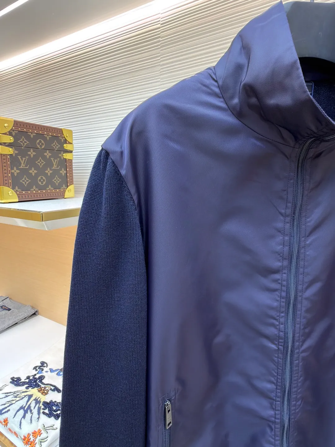 Prada triangle logo knitted splicing nylon jacket ●Original version: Purchased and developed at 20800 ●Item number: 1681157-B40 ●Fabric: twill light-sensitive nylon laminated fabric ●Technology: made with garment wash ●Color: dark blue ●Version: fitted version ●Weight: about 505 grams ●Size: 48-50-52-54 ●Description: Customized twill light-sensitive nylon laminated material And custom-woven mercerized wool blended knitted fabric, soft and delicate, comfortable and close to the skin. Using deep navy blue as the ink and splicing as the pen, harmonious symbiosis. The iconic enameled triangular metal logo is embellished to highlight the elegance and nobility of the brand. Use splicing design to deconstruct classics. When the gentleness of wool meets the sharpness of Re-Nylon, it reveals a flexible and relaxed beauty. The tactile layering is the ultimate sense of luxury. It is a detail hidden in the restraint. The infrared positioning of the "Prada triangle mark" by an imported special machine is more precise and firm. Seamless splicing is made with fine workmanship. The sweater fabric pieces are connected together through specific sewing and knitting techniques, so that there are almost no traces of the splicing. The splicing effect is beautiful and neat, and the template machine opens the bag. The preset template guides the position, shape and size of the bag opening. The accuracy ensures the quality of the bag opening effect. The ready-to-wear washing water is softened and deodorized through professional washing equipment and specific detergents. The clothes are deeply cleaned and deodorized to improve the feel and appearance of the clothes. The overall wiring is straight and delicate, the fabric is comfortable and soft, and the color is consistent without color difference. It can be matched with the same style to create a fashionable look and control various occasions. Customized accessories, complete with three standards, same style for men and women!