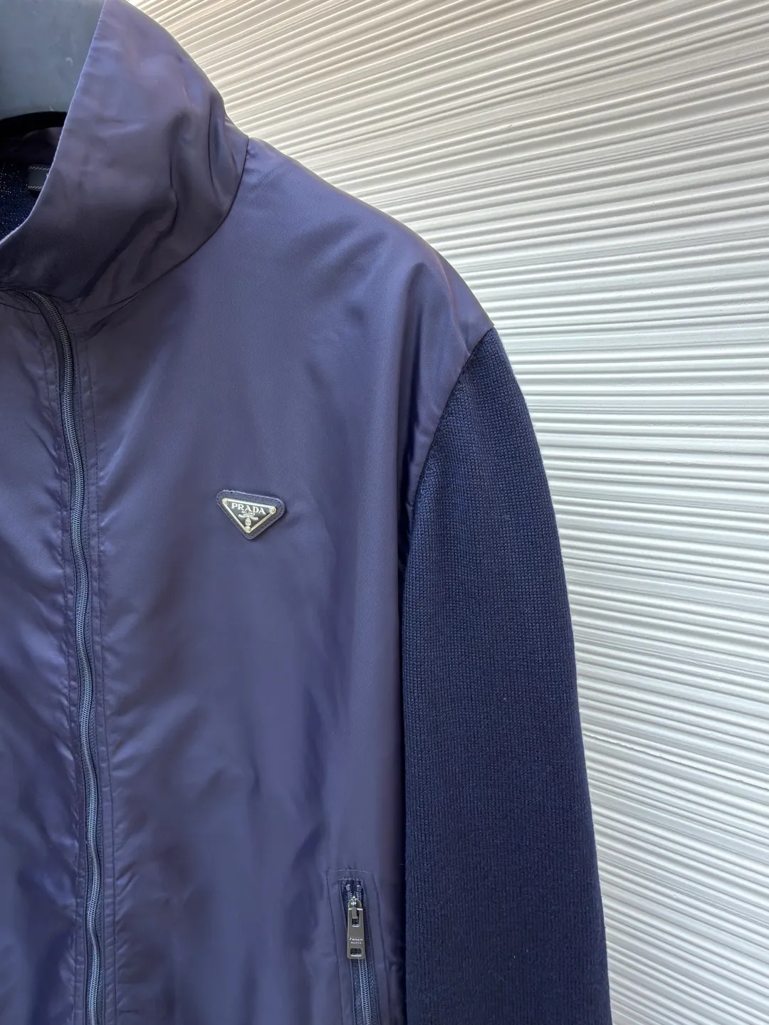 Prada triangle logo knitted splicing nylon jacket ●Original version: Purchased and developed at 20800 ●Item number: 1681157-B40 ●Fabric: twill light-sensitive nylon laminated fabric ●Technology: made with garment wash ●Color: dark blue ●Version: fitted version ●Weight: about 505 grams ●Size: 48-50-52-54 ●Description: Customized twill light-sensitive nylon laminated material And custom-woven mercerized wool blended knitted fabric, soft and delicate, comfortable and close to the skin. Using deep navy blue as the ink and splicing as the pen, harmonious symbiosis. The iconic enameled triangular metal logo is embellished to highlight the elegance and nobility of the brand. Use splicing design to deconstruct classics. When the gentleness of wool meets the sharpness of Re-Nylon, it reveals a flexible and relaxed beauty. The tactile layering is the ultimate sense of luxury. It is a detail hidden in the restraint. The infrared positioning of the "Prada triangle mark" by an imported special machine is more precise and firm. Seamless splicing is made with fine workmanship. The sweater fabric pieces are connected together through specific sewing and knitting techniques, so that there are almost no traces of the splicing. The splicing effect is beautiful and neat, and the template machine opens the bag. The preset template guides the position, shape and size of the bag opening. The accuracy ensures the quality of the bag opening effect. The ready-to-wear washing water is softened and deodorized through professional washing equipment and specific detergents. The clothes are deeply cleaned and deodorized to improve the feel and appearance of the clothes. The overall wiring is straight and delicate, the fabric is comfortable and soft, and the color is consistent without color difference. It can be matched with the same style to create a fashionable look and control various occasions. Customized accessories, complete with three standards, same style for men and women!
