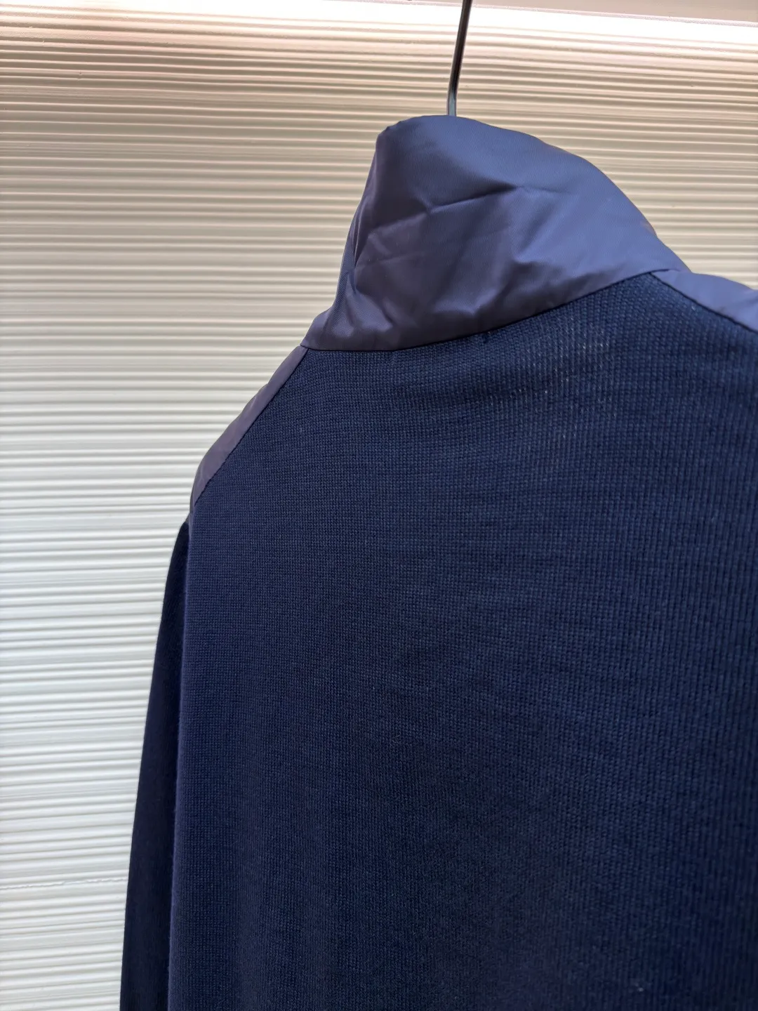 Prada triangle logo knitted splicing nylon jacket ●Original version: Purchased and developed at 20800 ●Item number: 1681157-B40 ●Fabric: twill light-sensitive nylon laminated fabric ●Technology: made with garment wash ●Color: dark blue ●Version: fitted version ●Weight: about 505 grams ●Size: 48-50-52-54 ●Description: Customized twill light-sensitive nylon laminated material And custom-woven mercerized wool blended knitted fabric, soft and delicate, comfortable and close to the skin. Using deep navy blue as the ink and splicing as the pen, harmonious symbiosis. The iconic enameled triangular metal logo is embellished to highlight the elegance and nobility of the brand. Use splicing design to deconstruct classics. When the gentleness of wool meets the sharpness of Re-Nylon, it reveals a flexible and relaxed beauty. The tactile layering is the ultimate sense of luxury. It is a detail hidden in the restraint. The infrared positioning of the "Prada triangle mark" by an imported special machine is more precise and firm. Seamless splicing is made with fine workmanship. The sweater fabric pieces are connected together through specific sewing and knitting techniques, so that there are almost no traces of the splicing. The splicing effect is beautiful and neat, and the template machine opens the bag. The preset template guides the position, shape and size of the bag opening. The accuracy ensures the quality of the bag opening effect. The ready-to-wear washing water is softened and deodorized through professional washing equipment and specific detergents. The clothes are deeply cleaned and deodorized to improve the feel and appearance of the clothes. The overall wiring is straight and delicate, the fabric is comfortable and soft, and the color is consistent without color difference. It can be matched with the same style to create a fashionable look and control various occasions. Customized accessories, complete with three standards, same style for men and women!