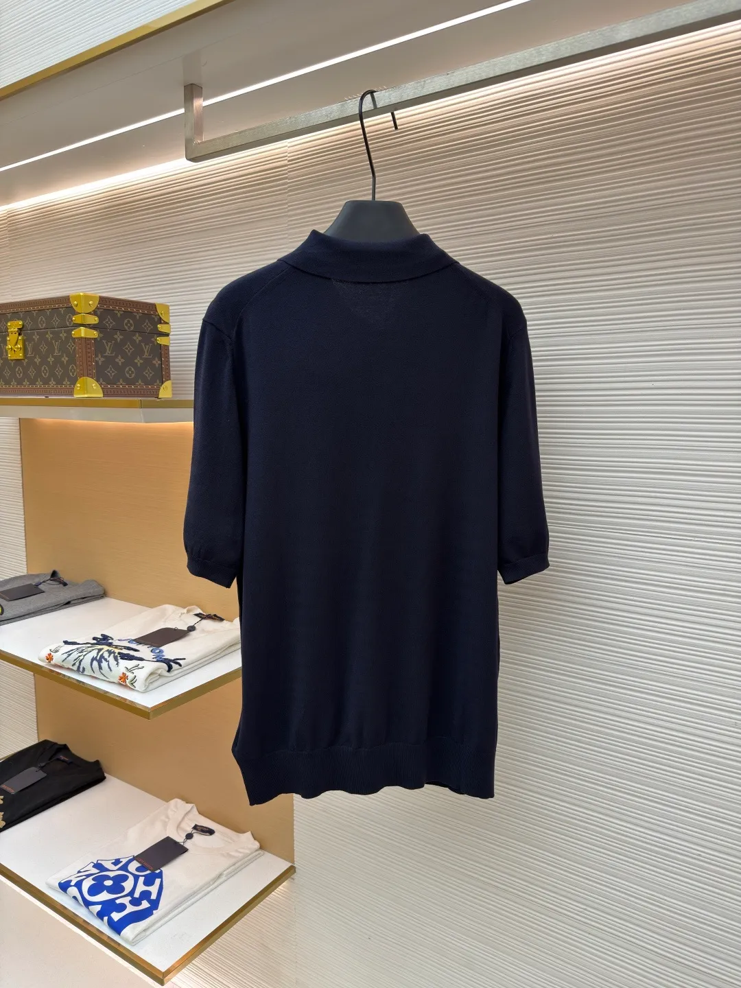 Prada embroidered woolen zipper Polo shirt ●Original version: Purchased and developed for 14200 ●Item number: 1682421-A50 ●Fabric: Custom-woven velvet fabric ●Technology: Woolen production ●Color: Navy blue ●Version: Fitted version ●Weight: about 255 grams ●Size: 48-50-52-54 ●Description: 18-needle German woven velvet 80 ultra-fine wool After 8 layers of anti-pilling treatment, it is comfortable, breathable, crisp and stylish. The iconic Prada embroidery logo is embellished on the front. It is sublimated by combining the logo sweater and the zippered Polo shirt. The three-dimensional silhouette optimizes the body proportions. Every strand of fiber contains a low-key luxury brilliance. The temperament is slim. The fashionable and versatile model uses imported machine embroidery technology. Use advanced computer control systems and sophisticated mechanical components to realize Prada embroidery operations with high precision and smooth and delicate lines. Using three-dimensional seam stitching, it uses a specific sewing method at the seams to make the clothes appear more three-dimensional and fit the body. The workmanship is cumbersome and complicated, and the ready-made clothes are washed with softening and deodorizing processes. The clothes are deeply cleaned and deodorized through professional washing equipment and specific detergents to improve the feel and appearance of the clothes. The overall wiring is straight and delicate, the fabric is comfortable and soft, and the color is consistent without color difference. It can be matched with the same style to create a fashionable look and control various occasions. Customized accessories, complete with three standards, same style for men and women!