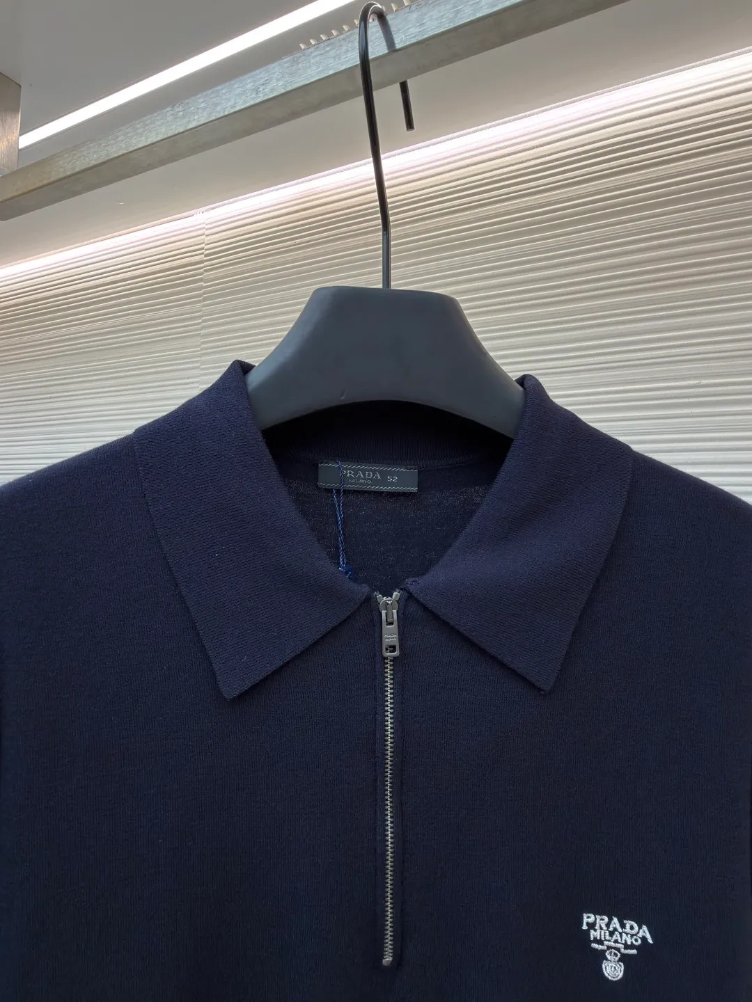 Prada embroidered woolen zipper Polo shirt ●Original version: Purchased and developed for 14200 ●Item number: 1682421-A50 ●Fabric: Custom-woven velvet fabric ●Technology: Woolen production ●Color: Navy blue ●Version: Fitted version ●Weight: about 255 grams ●Size: 48-50-52-54 ●Description: 18-needle German woven velvet 80 ultra-fine wool After 8 layers of anti-pilling treatment, it is comfortable, breathable, crisp and stylish. The iconic Prada embroidery logo is embellished on the front. It is sublimated by combining the logo sweater and the zippered Polo shirt. The three-dimensional silhouette optimizes the body proportions. Every strand of fiber contains a low-key luxury brilliance. The temperament is slim. The fashionable and versatile model uses imported machine embroidery technology. Use advanced computer control systems and sophisticated mechanical components to realize Prada embroidery operations with high precision and smooth and delicate lines. Using three-dimensional seam stitching, it uses a specific sewing method at the seams to make the clothes appear more three-dimensional and fit the body. The workmanship is cumbersome and complicated, and the ready-made clothes are washed with softening and deodorizing processes. The clothes are deeply cleaned and deodorized through professional washing equipment and specific detergents to improve the feel and appearance of the clothes. The overall wiring is straight and delicate, the fabric is comfortable and soft, and the color is consistent without color difference. It can be matched with the same style to create a fashionable look and control various occasions. Customized accessories, complete with three standards, same style for men and women!