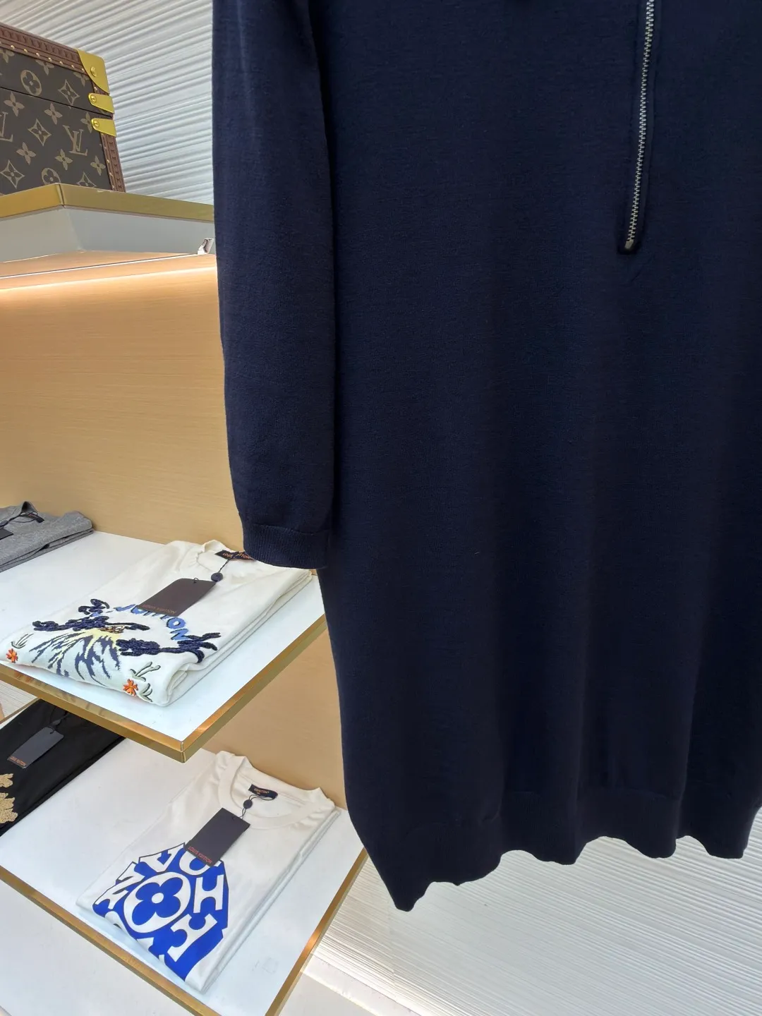 Prada embroidered woolen zipper Polo shirt ●Original version: Purchased and developed for 14200 ●Item number: 1682421-A50 ●Fabric: Custom-woven velvet fabric ●Technology: Woolen production ●Color: Navy blue ●Version: Fitted version ●Weight: about 255 grams ●Size: 48-50-52-54 ●Description: 18-needle German woven velvet 80 ultra-fine wool After 8 layers of anti-pilling treatment, it is comfortable, breathable, crisp and stylish. The iconic Prada embroidery logo is embellished on the front. It is sublimated by combining the logo sweater and the zippered Polo shirt. The three-dimensional silhouette optimizes the body proportions. Every strand of fiber contains a low-key luxury brilliance. The temperament is slim. The fashionable and versatile model uses imported machine embroidery technology. Use advanced computer control systems and sophisticated mechanical components to realize Prada embroidery operations with high precision and smooth and delicate lines. Using three-dimensional seam stitching, it uses a specific sewing method at the seams to make the clothes appear more three-dimensional and fit the body. The workmanship is cumbersome and complicated, and the ready-made clothes are washed with softening and deodorizing processes. The clothes are deeply cleaned and deodorized through professional washing equipment and specific detergents to improve the feel and appearance of the clothes. The overall wiring is straight and delicate, the fabric is comfortable and soft, and the color is consistent without color difference. It can be matched with the same style to create a fashionable look and control various occasions. Customized accessories, complete with three standards, same style for men and women!
