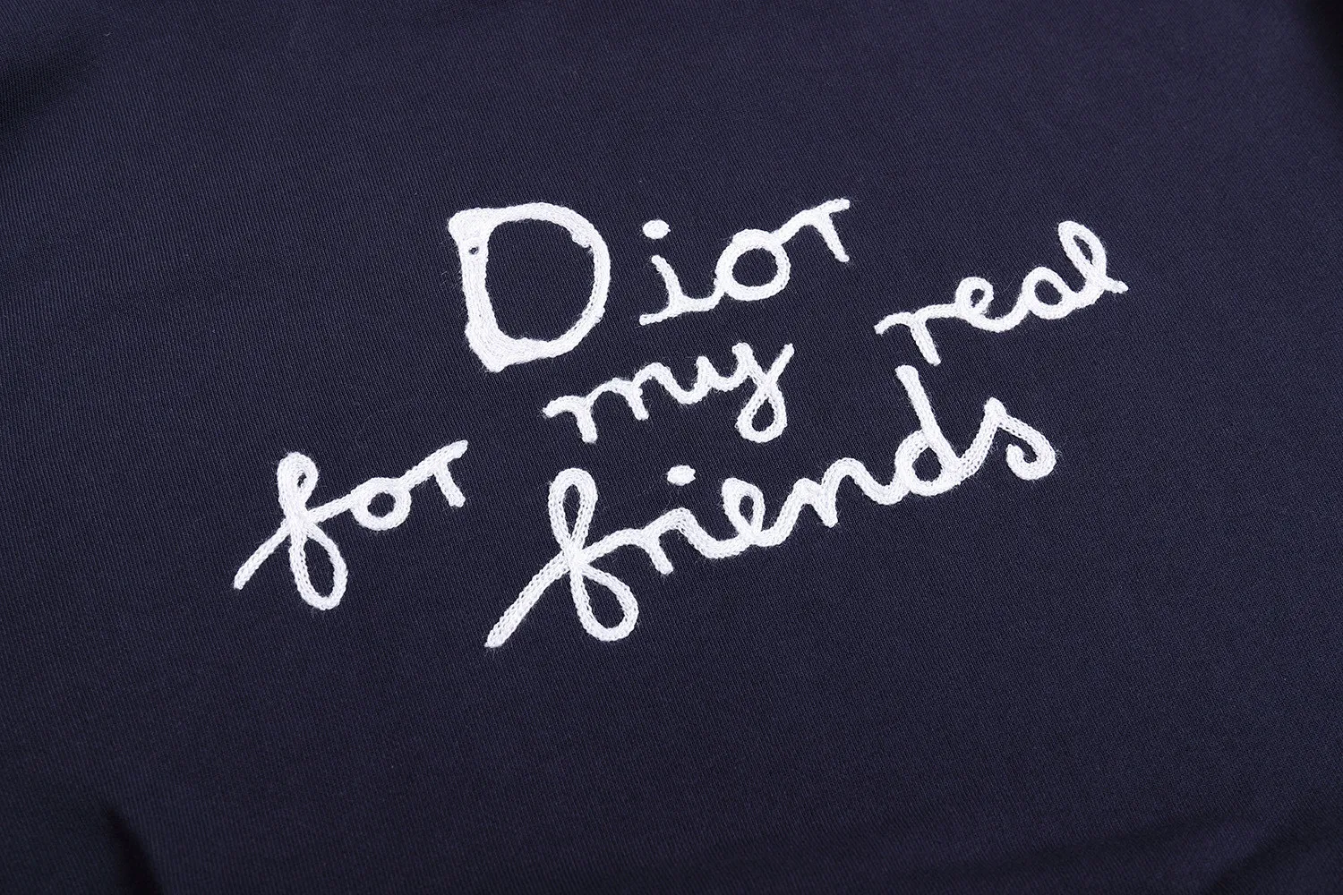 🅿️440 [Exclusive supply] CD Friend Embroidered Hooded Sweatshirt (Navy Blue) The original version was purchased and developed by 6922. The fabric is made of 380g combed cotton trendy brand sweatshirt material and matched with 440g stretch rib. This hooded sweatshirt displays the Dir For My Real Friends logo from the DIR AND HYLTON NEL collaboration. Crafted from navy cotton fleece, it features contrasting embroidery on the front and a practical kangaroo pocket. Cut for a relaxed fit with a ribbed hem and cuffs, it pairs well with a variety of casual outfits. DIO AND HYLTON NEL collaboration Dir For My Real Friends logo embroidery. Size:S-M-L-XL