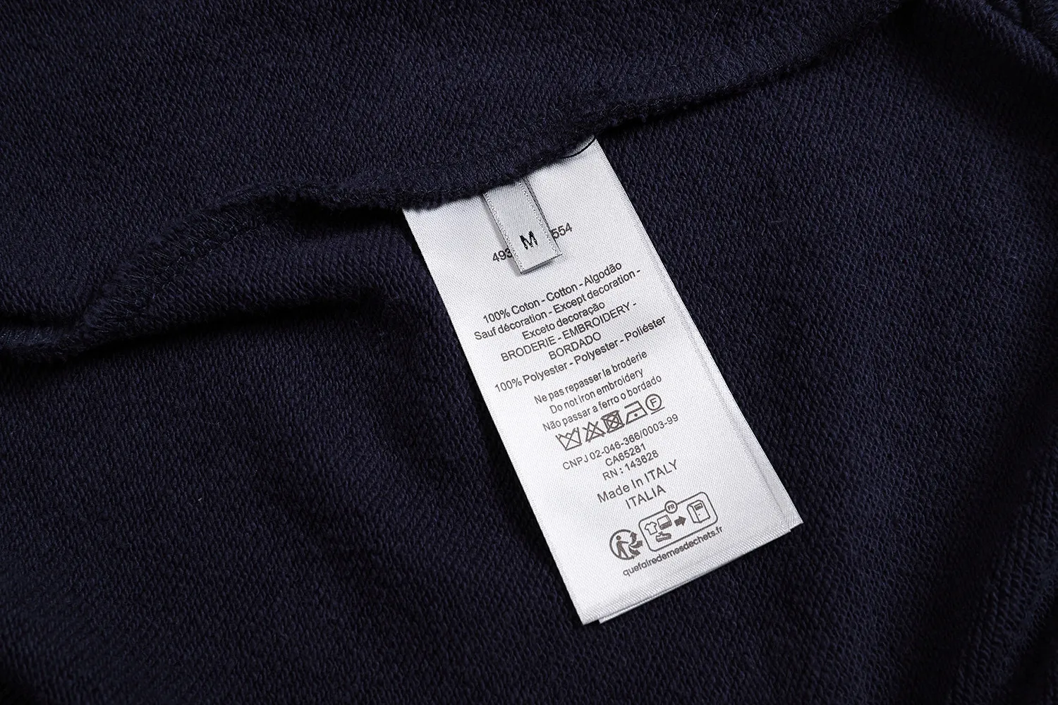🅿️440 [Exclusive supply] CD Friend Embroidered Hooded Sweatshirt (Navy Blue) The original version was purchased and developed by 6922. The fabric is made of 380g combed cotton trendy brand sweatshirt material and matched with 440g stretch rib. This hooded sweatshirt displays the Dir For My Real Friends logo from the DIR AND HYLTON NEL collaboration. Crafted from navy cotton fleece, it features contrasting embroidery on the front and a practical kangaroo pocket. Cut for a relaxed fit with a ribbed hem and cuffs, it pairs well with a variety of casual outfits. DIO AND HYLTON NEL collaboration Dir For My Real Friends logo embroidery. Size:S-M-L-XL