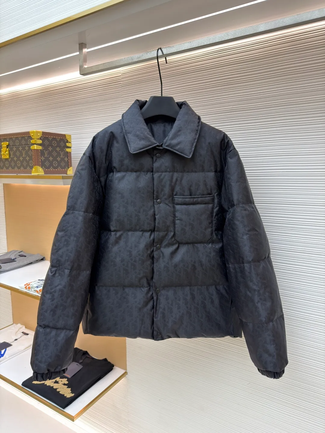 Dior Dark Pattern Jacquard All-Print Down Jacket ●Original version: Purchased and developed by 21463 ●Item number: 1681387-D15 ●Material: white duck down fabric ●Technology: jacquard production ●Color: black ●Version: fitted version ●Weight: about 865 grams ●Size: S-M-L-XL ●Description: This down jacket is made of the brand's signature jacquard fabric, with the main tone of black showing a low-key luxury texture. The lapel design is matched with a metal button placket, which makes it easy to put on and take off and enhances the layering of the style; the single patch pocket design on the front chest is both practical and beautiful. In the filling process, three-dimensional quilting technology is used to evenly fill the down in the grid partitions, ensuring warmth while creating a full and crisp silhouette. In the sewing process, the jacquard fabric has been specially treated to make the texture clear and three-dimensional, the seams are neatly and firmly routed, and the buttons are made of high-quality metal material, which is durable. From jacquard weaving to down filling, every process reflects the brand's strict requirements for craftsmanship. It integrates brand recognition, thermal insulation function and high-end clothing technology to present a luxurious item that is both fashionable and practical. The overall wiring is straight and delicate, the fabric is comfortable and soft, and the color is consistent without color difference. It can be matched with the same style to create a fashionable look and control various occasions. Customized accessories, complete with three standards, same style for men and women!