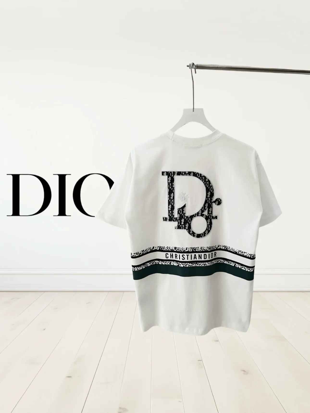🅿️190 top replica ⭐Dior🔥dior 25SS new heavy industry pure cotton basic version patch three-dimensional embossed short-sleeved half-sleeved T-shirt The Dior brand letters on the front chest, the oversized logo on the back, and the contrasting horizontal stripe pattern are all made of highly demanding patches and permanent three-dimensional embossing. They are seamlessly inlaid and integrated into one body. The level of replica craftsmanship is extremely high. It is made of 280-gram heavy-washed pure cotton fabric, which does not shrink or deform. The feel and texture are all of the highest quality, which is different from the inferior scrawled versions on the market. The tailoring is impeccable and the three standards are complete. Same style for men and women. Size: S-xL Color: black white