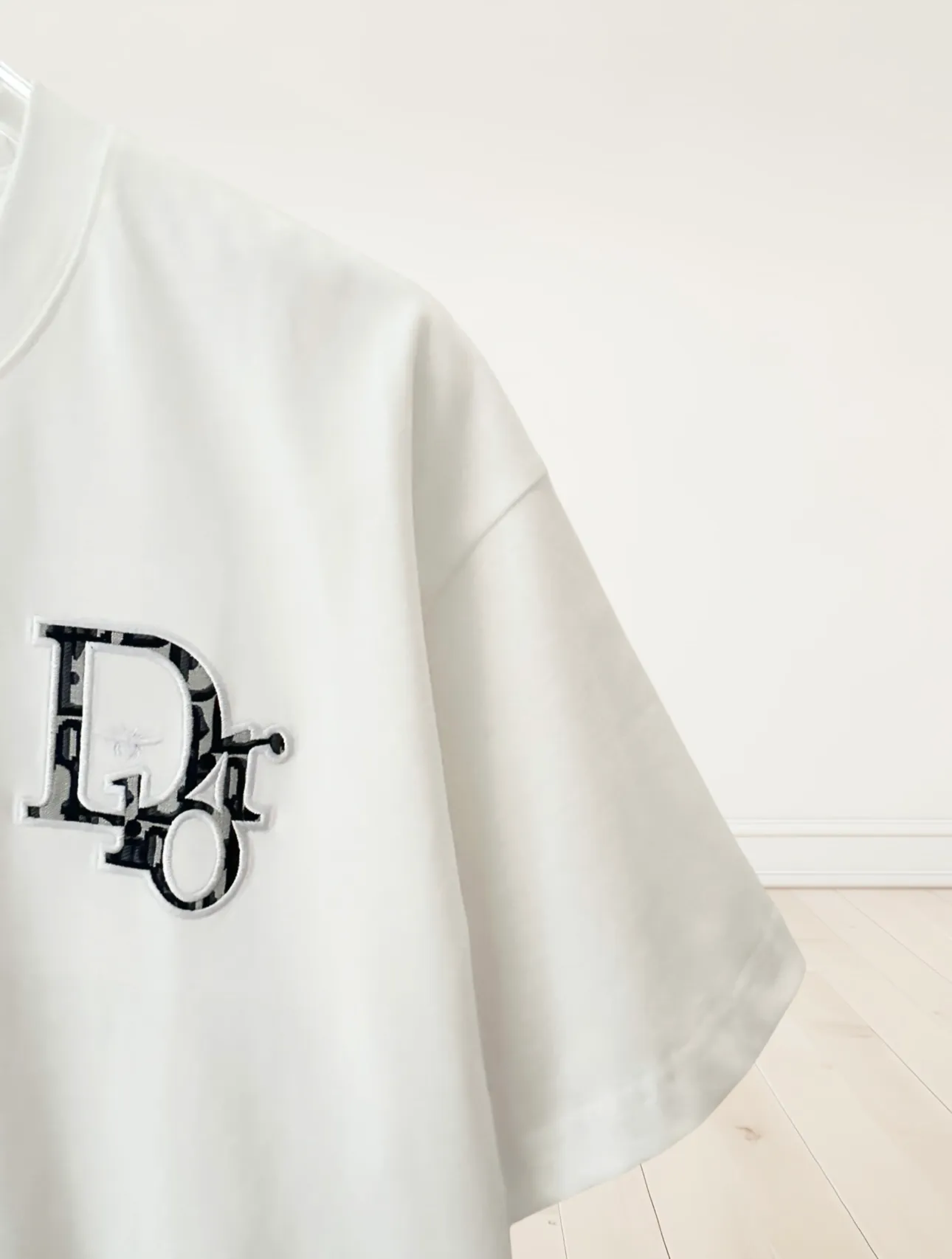 🅿️190 top replica ⭐Dior🔥dior 25SS new heavy industry pure cotton basic version patch three-dimensional embossed short-sleeved half-sleeved T-shirt The Dior brand letters on the front chest, the oversized logo on the back, and the contrasting horizontal stripe pattern are all made of highly demanding patches and permanent three-dimensional embossing. They are seamlessly inlaid and integrated into one body. The level of replica craftsmanship is extremely high. It is made of 280-gram heavy-washed pure cotton fabric, which does not shrink or deform. The feel and texture are all of the highest quality, which is different from the inferior scrawled versions on the market. The tailoring is impeccable and the three standards are complete. Same style for men and women. Size: S-xL Color: black white