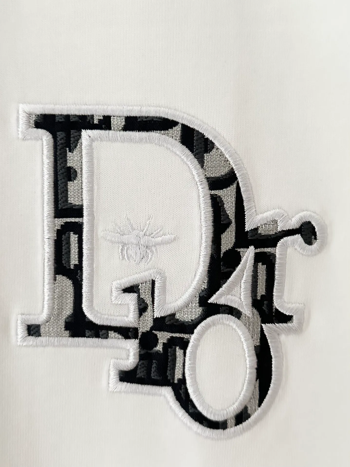 🅿️190 top replica ⭐Dior🔥dior 25SS new heavy industry pure cotton basic version patch three-dimensional embossed short-sleeved half-sleeved T-shirt The Dior brand letters on the front chest, the oversized logo on the back, and the contrasting horizontal stripe pattern are all made of highly demanding patches and permanent three-dimensional embossing. They are seamlessly inlaid and integrated into one body. The level of replica craftsmanship is extremely high. It is made of 280-gram heavy-washed pure cotton fabric, which does not shrink or deform. The feel and texture are all of the highest quality, which is different from the inferior scrawled versions on the market. The tailoring is impeccable and the three standards are complete. Same style for men and women. Size: S-xL Color: black white