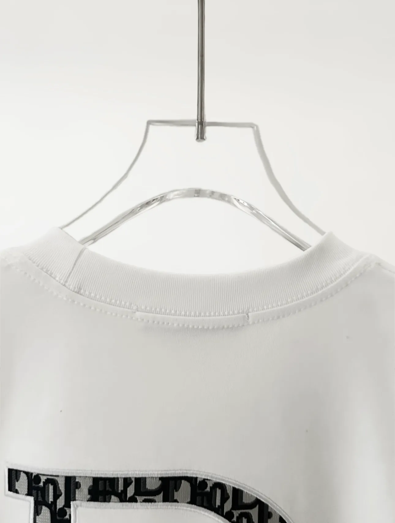 🅿️190 top replica ⭐Dior🔥dior 25SS new heavy industry pure cotton basic version patch three-dimensional embossed short-sleeved half-sleeved T-shirt The Dior brand letters on the front chest, the oversized logo on the back, and the contrasting horizontal stripe pattern are all made of highly demanding patches and permanent three-dimensional embossing. They are seamlessly inlaid and integrated into one body. The level of replica craftsmanship is extremely high. It is made of 280-gram heavy-washed pure cotton fabric, which does not shrink or deform. The feel and texture are all of the highest quality, which is different from the inferior scrawled versions on the market. The tailoring is impeccable and the three standards are complete. Same style for men and women. Size: S-xL Color: black white