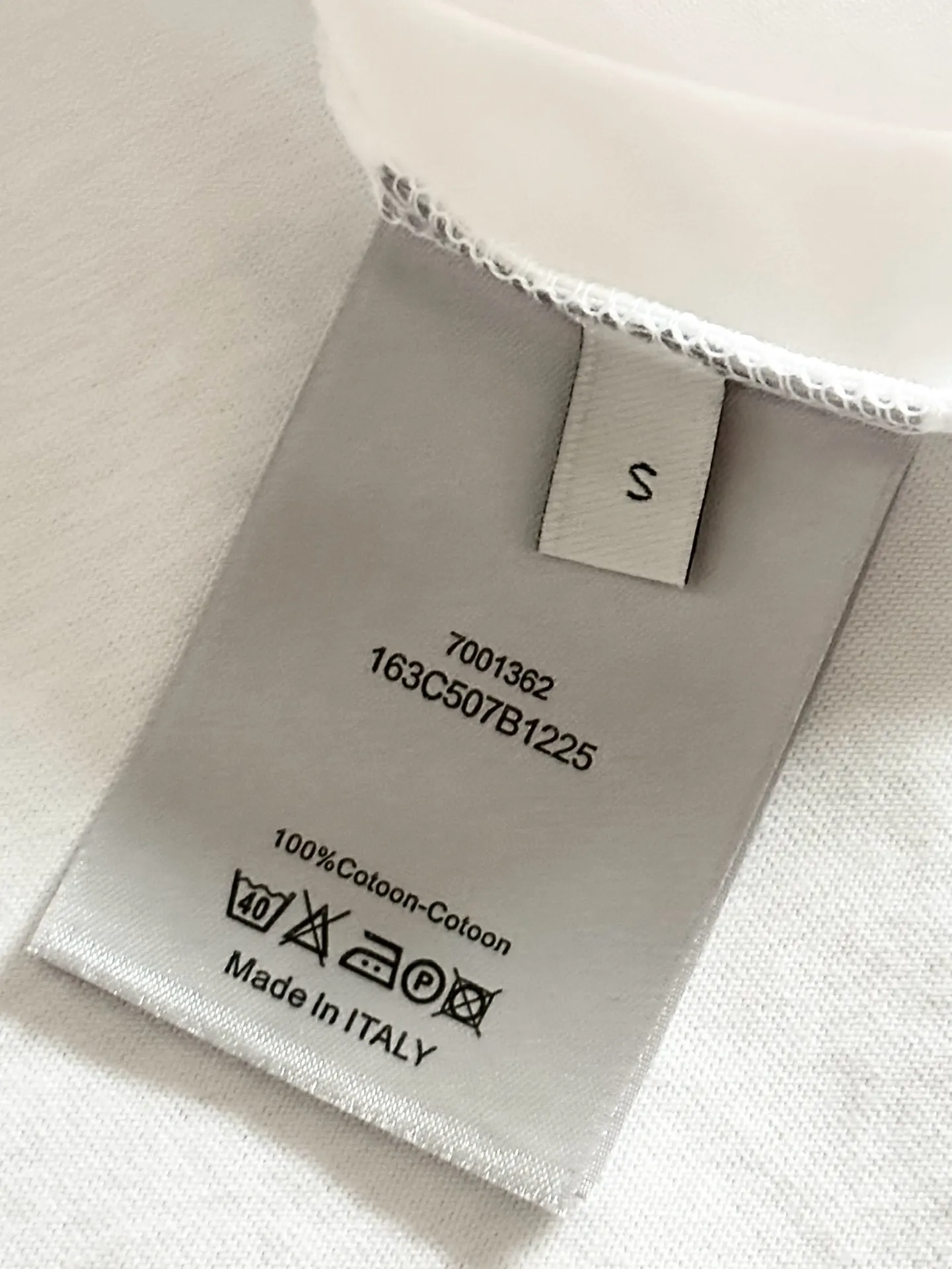 🅿️190 top replica ⭐Dior🔥dior 25SS new heavy industry pure cotton basic version patch three-dimensional embossed short-sleeved half-sleeved T-shirt The Dior brand letters on the front chest, the oversized logo on the back, and the contrasting horizontal stripe pattern are all made of highly demanding patches and permanent three-dimensional embossing. They are seamlessly inlaid and integrated into one body. The level of replica craftsmanship is extremely high. It is made of 280-gram heavy-washed pure cotton fabric, which does not shrink or deform. The feel and texture are all of the highest quality, which is different from the inferior scrawled versions on the market. The tailoring is impeccable and the three standards are complete. Same style for men and women. Size: S-xL Color: black white
