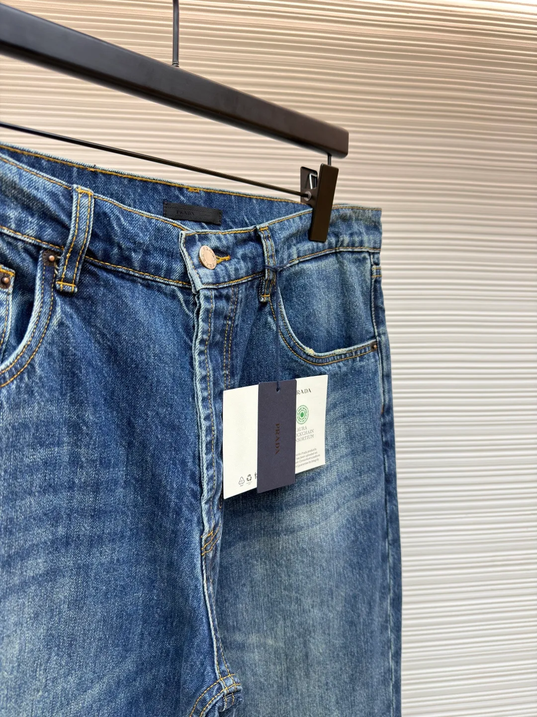 Prada triangle logo jeans ●Original version: Purchased and developed for 10700 ●Item number: 1681036-B20 ●Material: denim denim ●Technology: worn to make The Prada label paper decoration on the back is cleverly integrated. The main color is deep blue, just like the deep night sky. It reveals a luxurious charm in a low-key manner and exudes endless charm. It can easily control various styles. The infrared position of the imported special machine is used to locate the "Prada triangle mark". The position is more accurate and the stone is firmer. Combining rubbing and wrinkling whisker technology with gun-painted whisker technology. Prioritize manual rubbing in specific areas to achieve natural wrinkles. Then use specific tools to draw the texture of the whisker shape. The visual effect is full, and the broken edge hanging technology is used to achieve a natural broken edge effect by physical wear and friction on the edges. Through the combination of high-temperature steam and sandpaper, the fiber hairiness and color difference are removed to give the jeans a unique hole and wear effect. The whole strip is scanned and sprayed. Through the washing process, the color of the entire pair of jeans will have a natural fading effect in parts. The jeans will then be put into the washing equipment for desizing, stone grinding and bleaching to show a uniform fading effect. The dye will be sprayed on the entire denim fabric by a high-pressure pump to achieve the same color tone as the original. The overall wiring is straight and delicate, the fabric is comfortable and soft, and the color is consistent without color difference. It can be matched with the same style to create a fashionable look and control various occasions. Customized accessories, complete with three standards, same style for men and women!