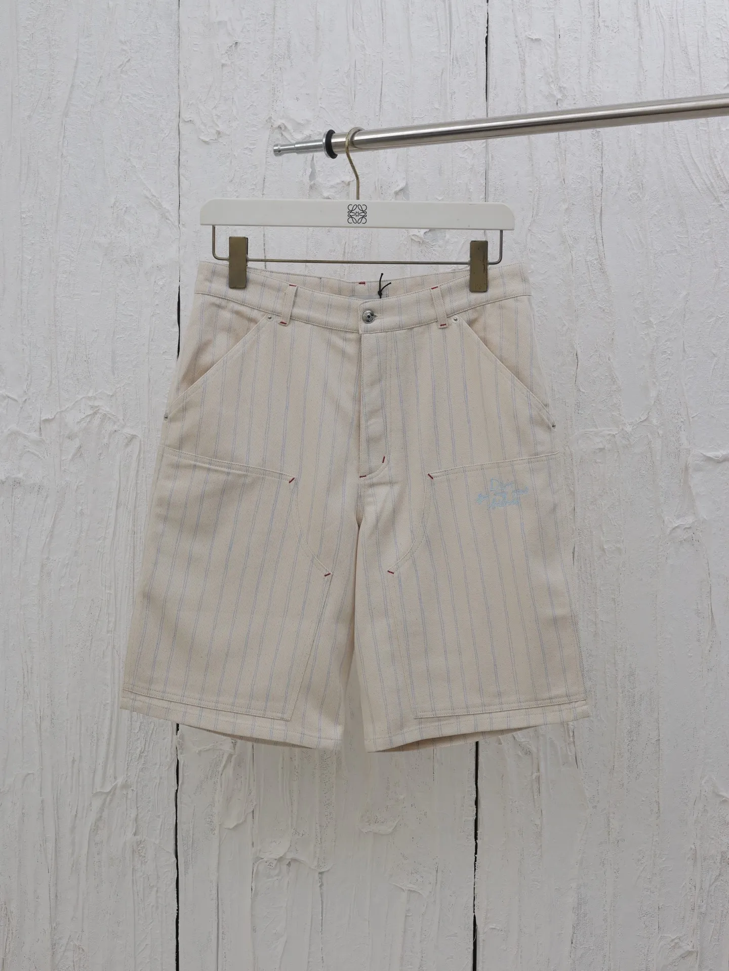 🅿️380 Dio*/Dior 2025 SS new spring and summer jersey shorts. Customized beige cotton fabric, classic pinstripe design all over. Engraved hardware buttons, classic letter logo embroidery in the same color. Matched with brown leather patch on the back, three-dimensional tailoring. Very wide version. Size: S/M/L/XL