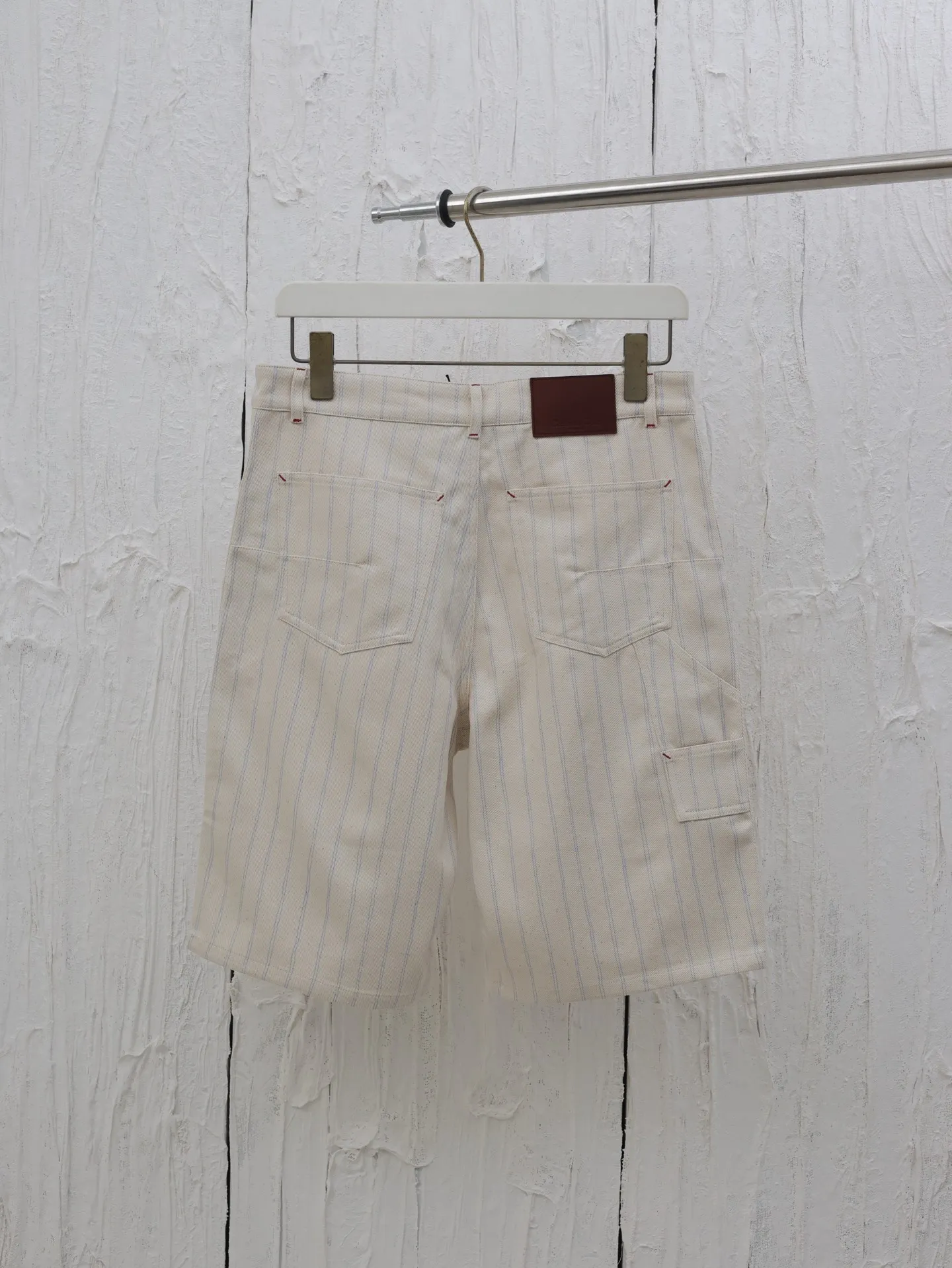 🅿️380 Dio*/Dior 2025 SS new spring and summer jersey shorts. Customized beige cotton fabric, classic pinstripe design all over. Engraved hardware buttons, classic letter logo embroidery in the same color. Matched with brown leather patch on the back, three-dimensional tailoring. Very wide version. Size: S/M/L/XL