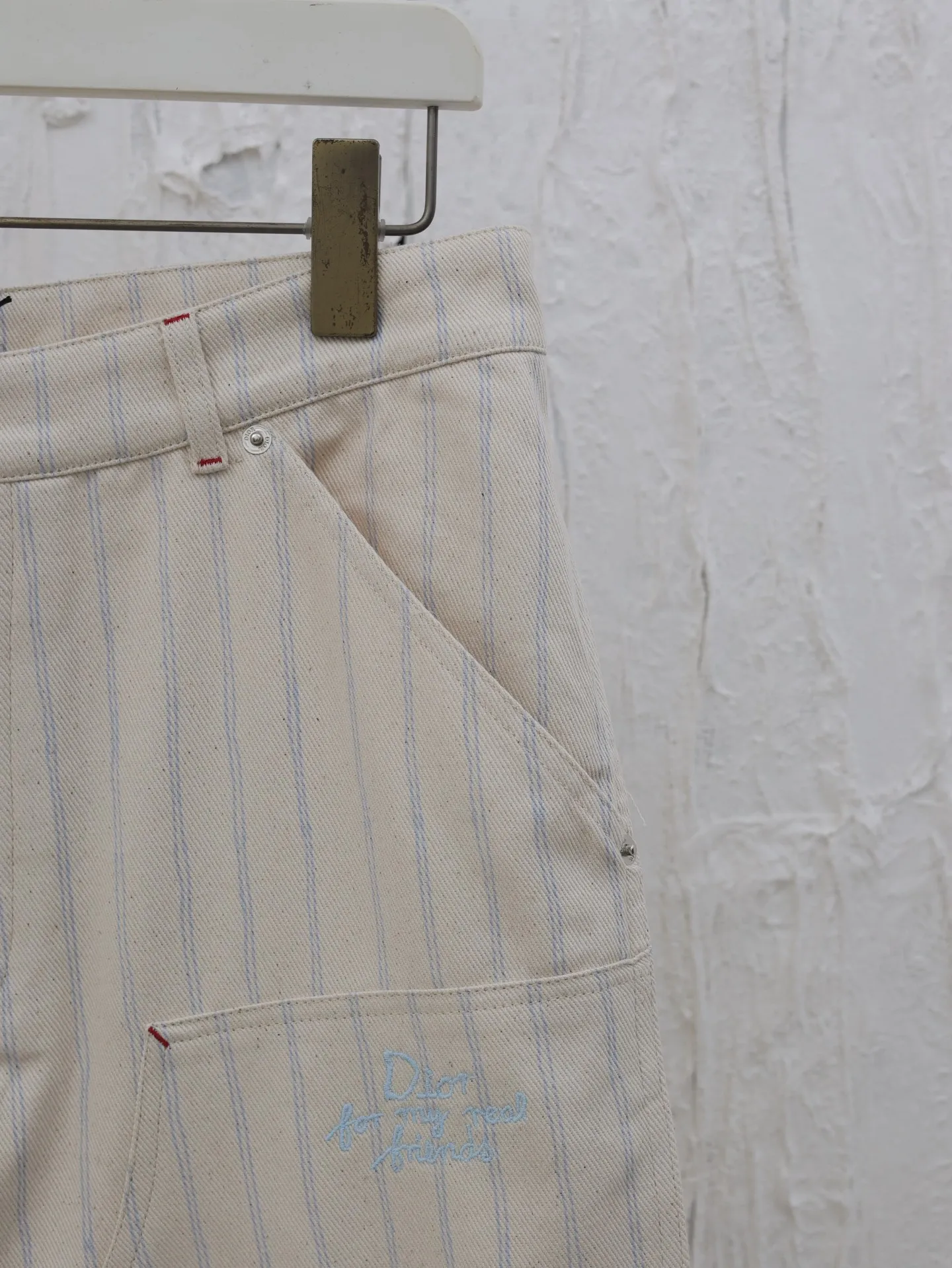 🅿️380 Dio*/Dior 2025 SS new spring and summer jersey shorts. Customized beige cotton fabric, classic pinstripe design all over. Engraved hardware buttons, classic letter logo embroidery in the same color. Matched with brown leather patch on the back, three-dimensional tailoring. Very wide version. Size: S/M/L/XL