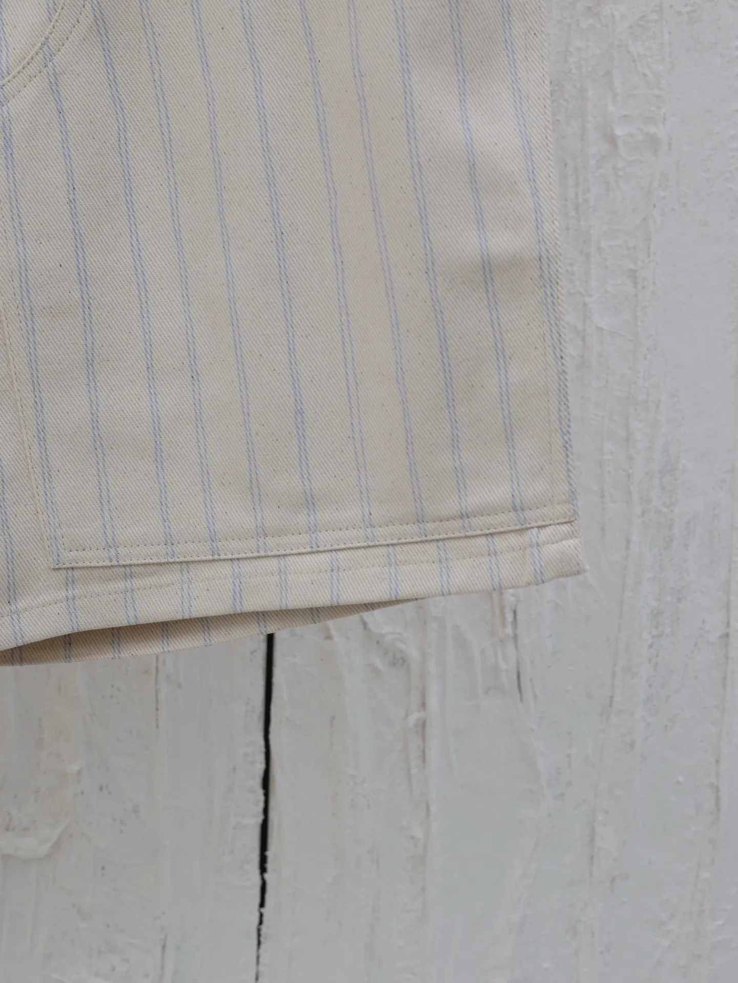 🅿️380 Dio*/Dior 2025 SS new spring and summer jersey shorts. Customized beige cotton fabric, classic pinstripe design all over. Engraved hardware buttons, classic letter logo embroidery in the same color. Matched with brown leather patch on the back, three-dimensional tailoring. Very wide version. Size: S/M/L/XL