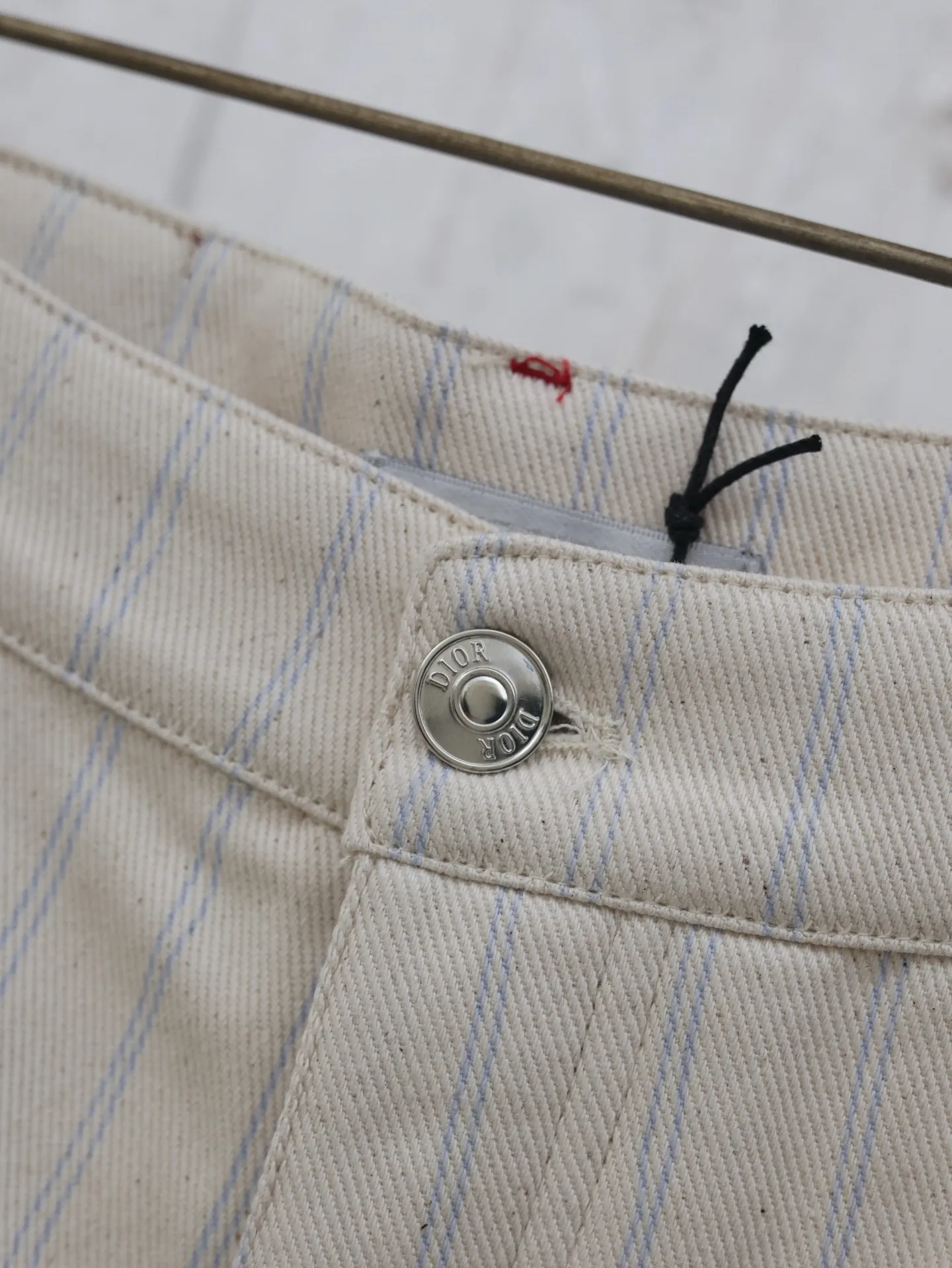 🅿️380 Dio*/Dior 2025 SS new spring and summer jersey shorts. Customized beige cotton fabric, classic pinstripe design all over. Engraved hardware buttons, classic letter logo embroidery in the same color. Matched with brown leather patch on the back, three-dimensional tailoring. Very wide version. Size: S/M/L/XL