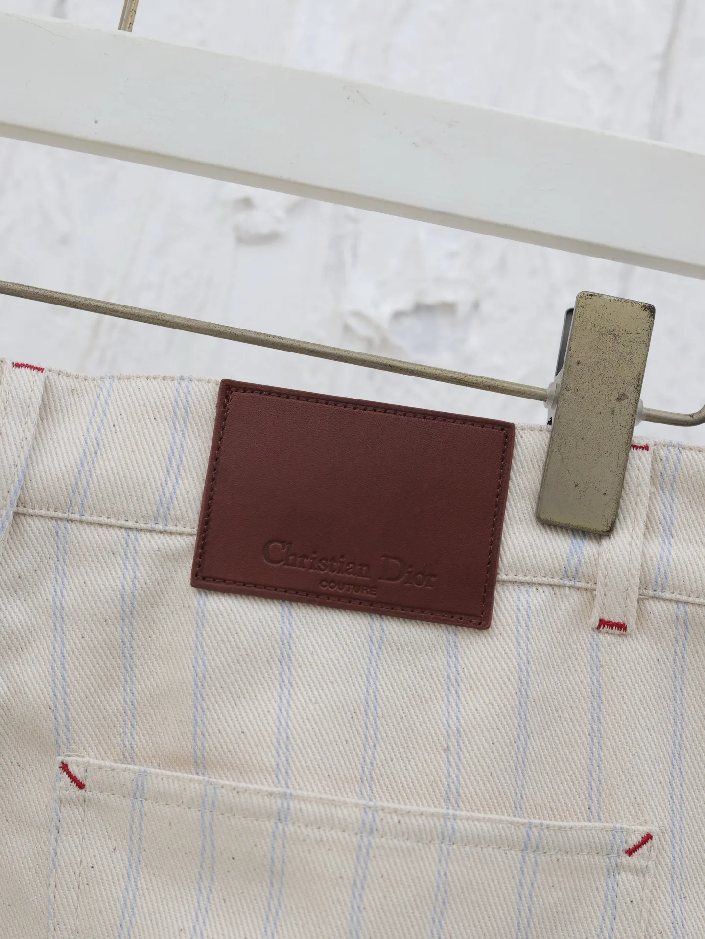 🅿️380 Dio*/Dior 2025 SS new spring and summer jersey shorts. Customized beige cotton fabric, classic pinstripe design all over. Engraved hardware buttons, classic letter logo embroidery in the same color. Matched with brown leather patch on the back, three-dimensional tailoring. Very wide version. Size: S/M/L/XL