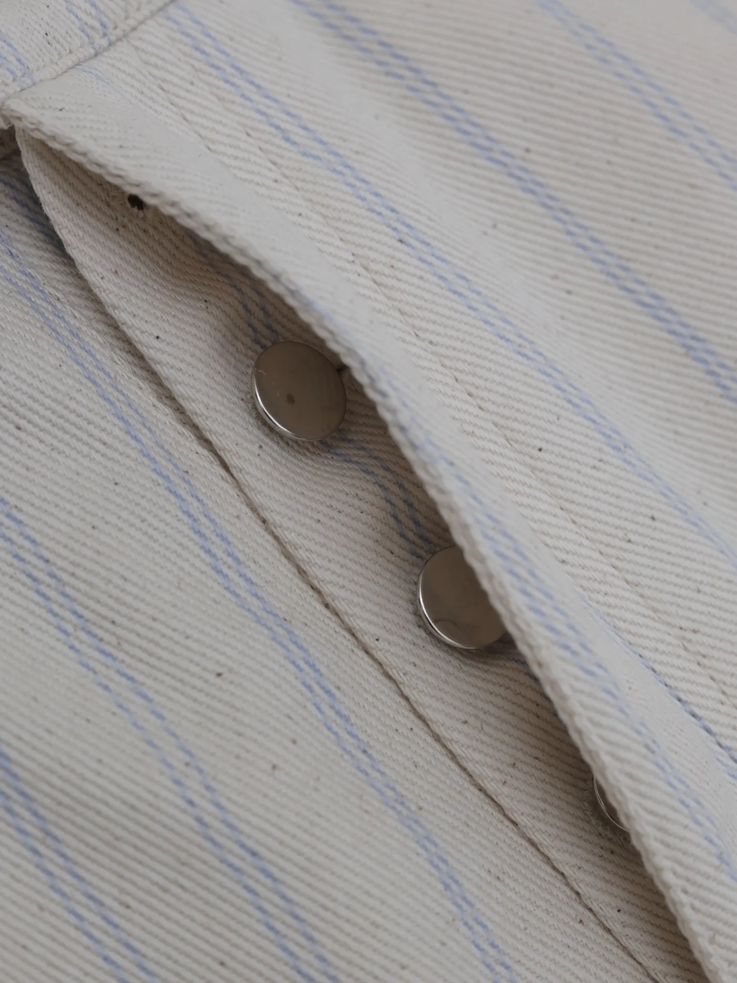 🅿️380 Dio*/Dior 2025 SS new spring and summer jersey shorts. Customized beige cotton fabric, classic pinstripe design all over. Engraved hardware buttons, classic letter logo embroidery in the same color. Matched with brown leather patch on the back, three-dimensional tailoring. Very wide version. Size: S/M/L/XL
