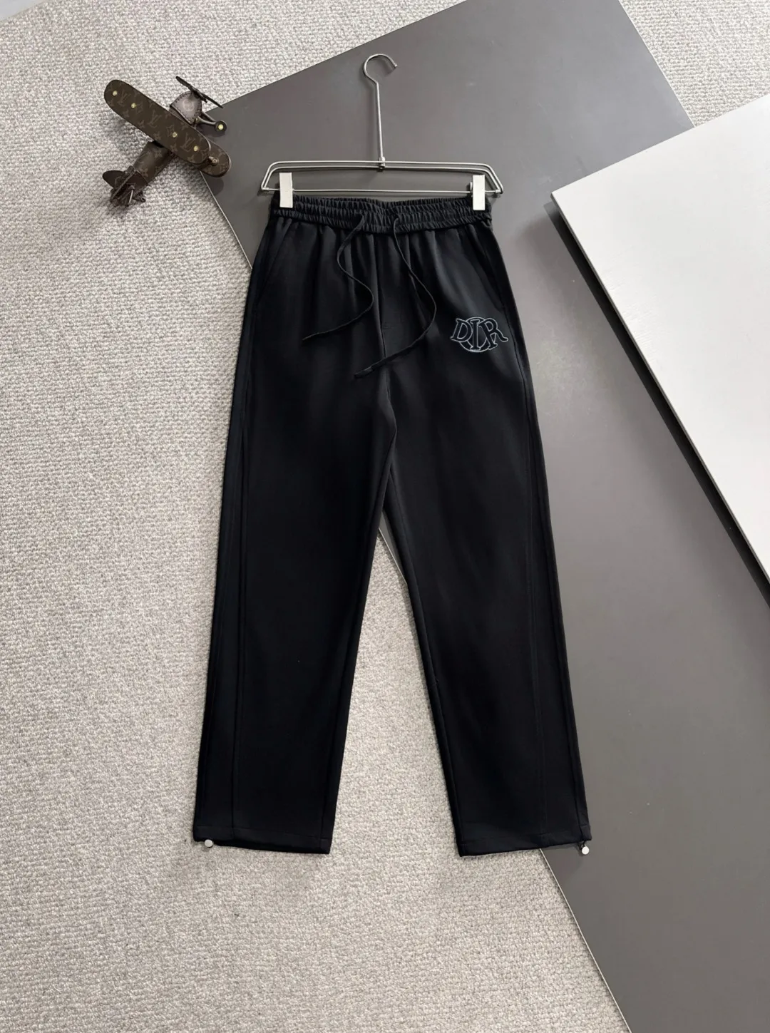 🅿️400 next day shipping Dior 2025 spring and summer new elastic band casual pants, thin counter custom fabrics, high breathability and comfort, impeccable details, brand element design concept, reflecting high quality. It feels delicate and soft! It presents a casual cut and the upper body shape is great! Size: M-4XL