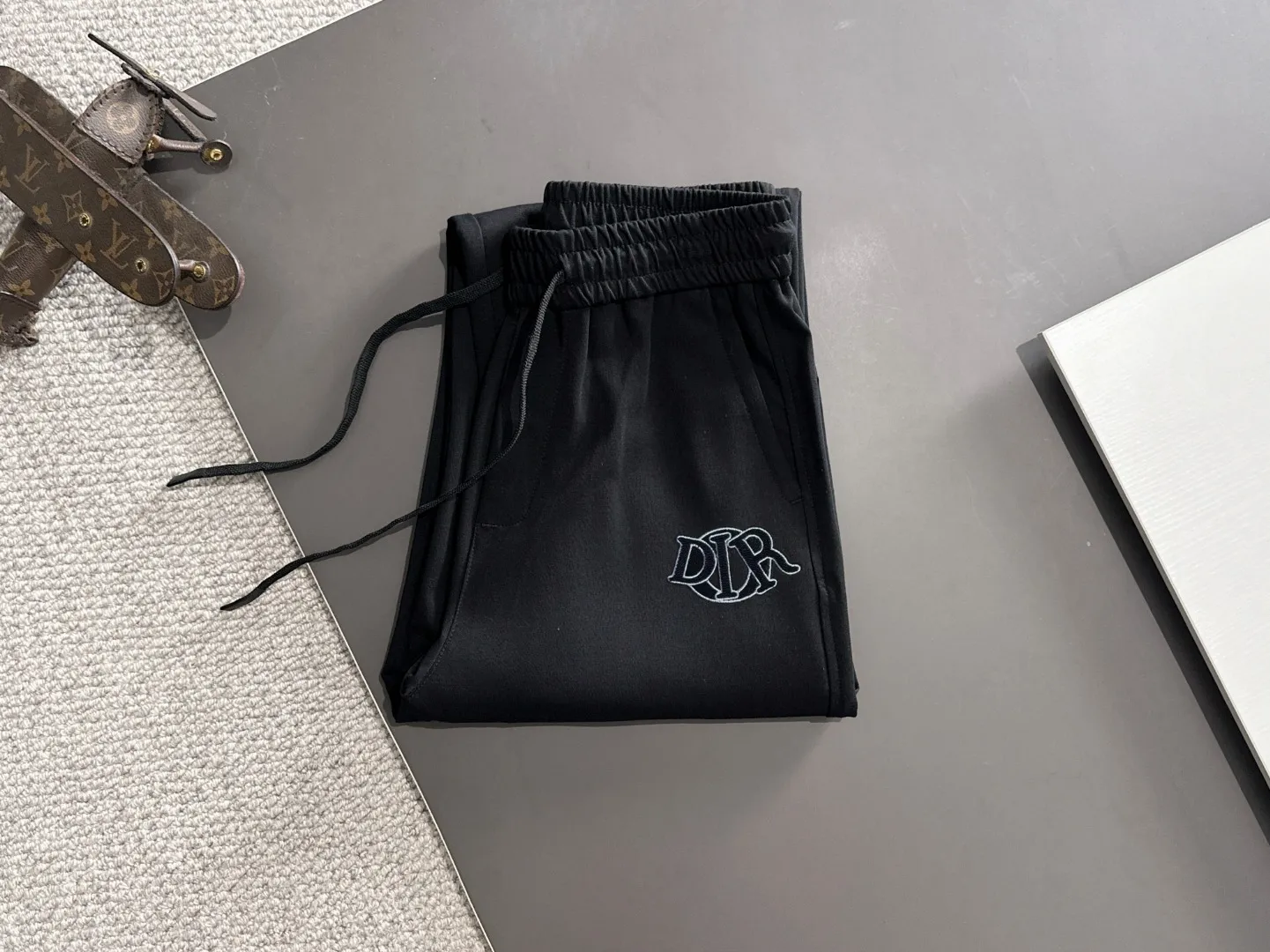 🅿️400 next day shipping Dior 2025 spring and summer new elastic band casual pants, thin counter custom fabrics, high breathability and comfort, impeccable details, brand element design concept, reflecting high quality. It feels delicate and soft! It presents a casual cut and the upper body shape is great! Size: M-4XL