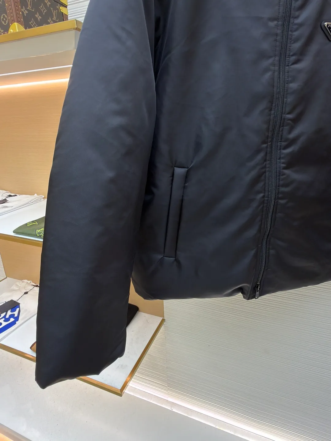 Prada Triangle Logo Down Jacket ●Original version: Purchased and developed at 15769 ●Item No.: 1680875-C65 ●Fabric: nylon fabric ●Technology: Positioning cutting machine ●Version: Fitted version ●Weight: about 875 grams ●Size: S-M-L-XL ●Description: Prada Triangle Logo Down Jacket Made of recycled yarn, different from the Bird brand's hard shell, softer and the same material on the inside It has a strong sense of functionality. The classic triangular logo on the chest. The inner workmanship is extremely complex and fine, with excellent stitching and stitching. Inner pockets, labels, shirt-style collar, straight sleeves, zipper opening and closing, zipper welt pockets, straight cuffs, dropped shoulders, straight hem. All are made according to the original version. The hangtags, wash marks, air holes, snap buttons, and chest labels are all custom-made from the original molds. The overall wiring is straight and delicate, the fabric is comfortable and soft, and the color is consistent without color difference. It can be matched with the same style to create a fashionable look and control various occasions. Customized accessories, complete with three standards, same style for men and women!