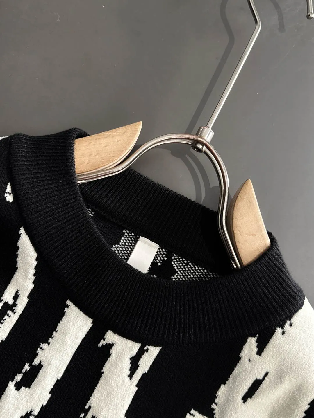 🅿️380 next day shipping Dior 2025 official website latest round neck sweater for autumn and winter, popular models are on sale at the same time at the counter! Specially made of wool blended fabric. It feels comfortable and can be directly in contact with the skin. The logo badge is exquisitely embroidered, which is extremely eye-catching! The details highlight the fashionable charm of big brands. Exquisite workmanship. Three-dimensional cutting style. The wearing effect is invincible and handsome! All three standards are complete! Size: M-3XL