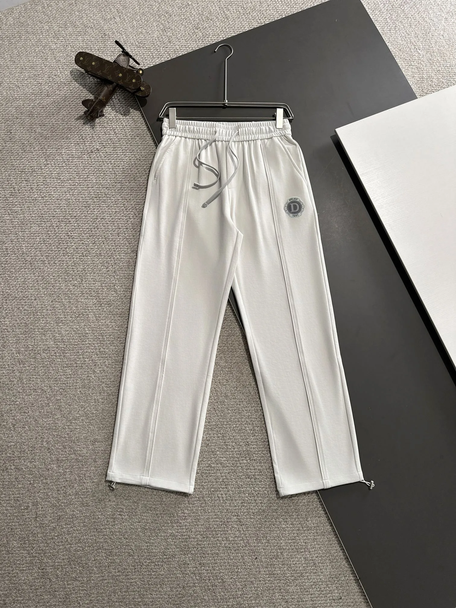 🅿️380 next day shipping Dior 2025 spring and summer new elastic band casual pants, thin counter custom fabrics, high breathability and comfort, impeccable details, brand element design concept, reflecting high quality. It feels delicate and soft! It presents a casual cut and the upper body shape is great! Size: M-4XL