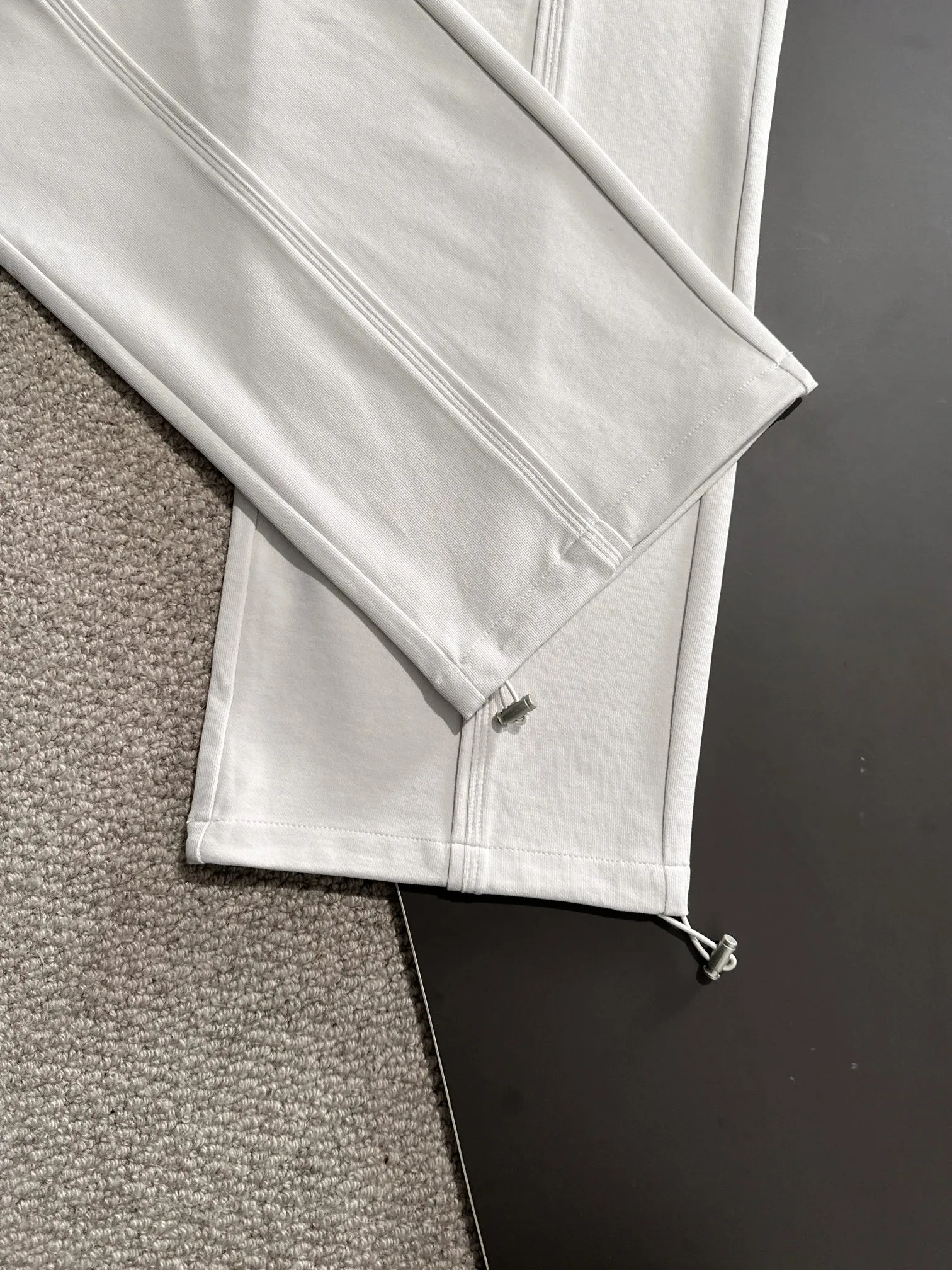 🅿️380 next day shipping Dior 2025 spring and summer new elastic band casual pants, thin counter custom fabrics, high breathability and comfort, impeccable details, brand element design concept, reflecting high quality. It feels delicate and soft! It presents a casual cut and the upper body shape is great! Size: M-4XL