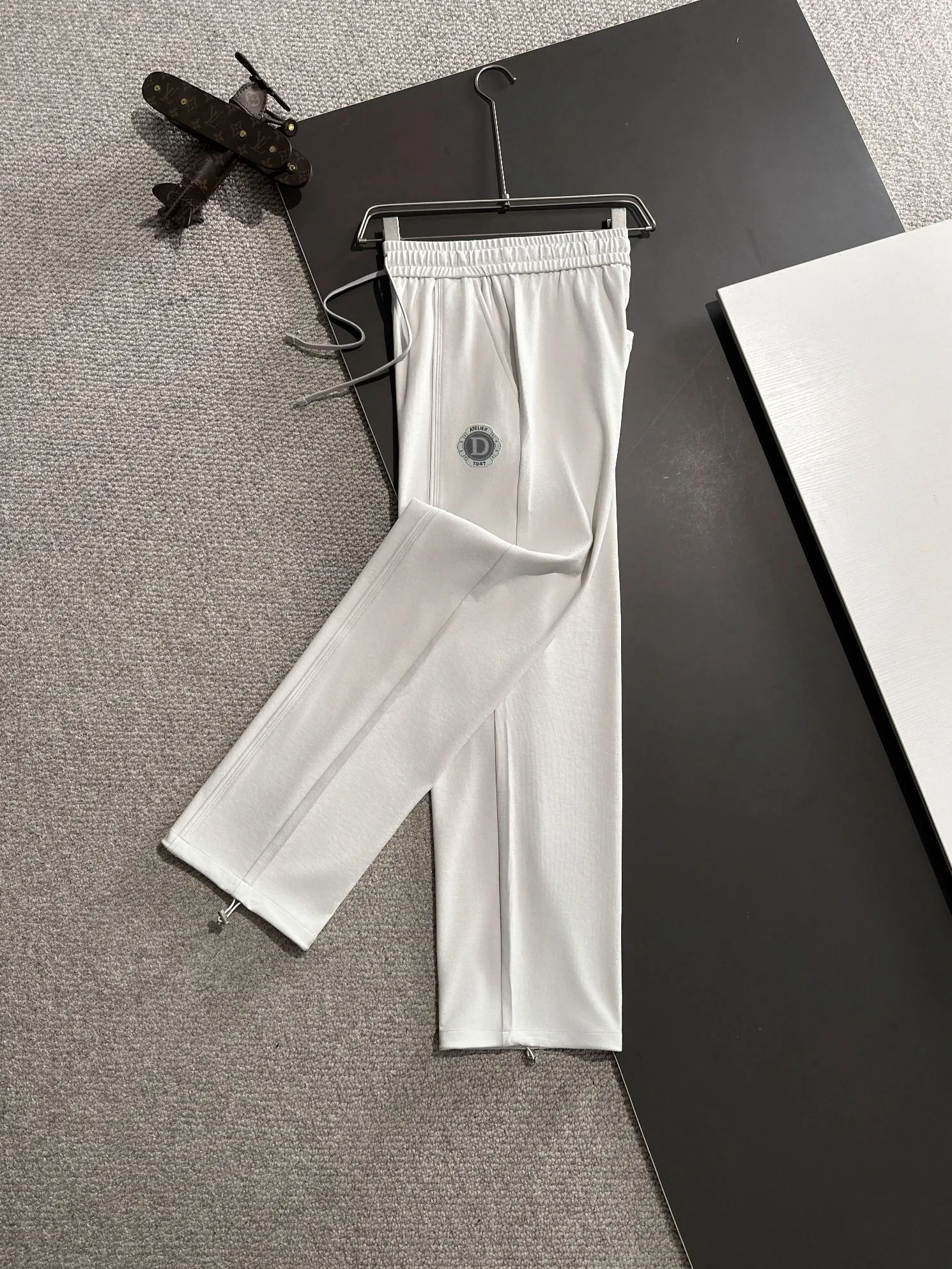 🅿️380 next day shipping Dior 2025 spring and summer new elastic band casual pants, thin counter custom fabrics, high breathability and comfort, impeccable details, brand element design concept, reflecting high quality. It feels delicate and soft! It presents a casual cut and the upper body shape is great! Size: M-4XL