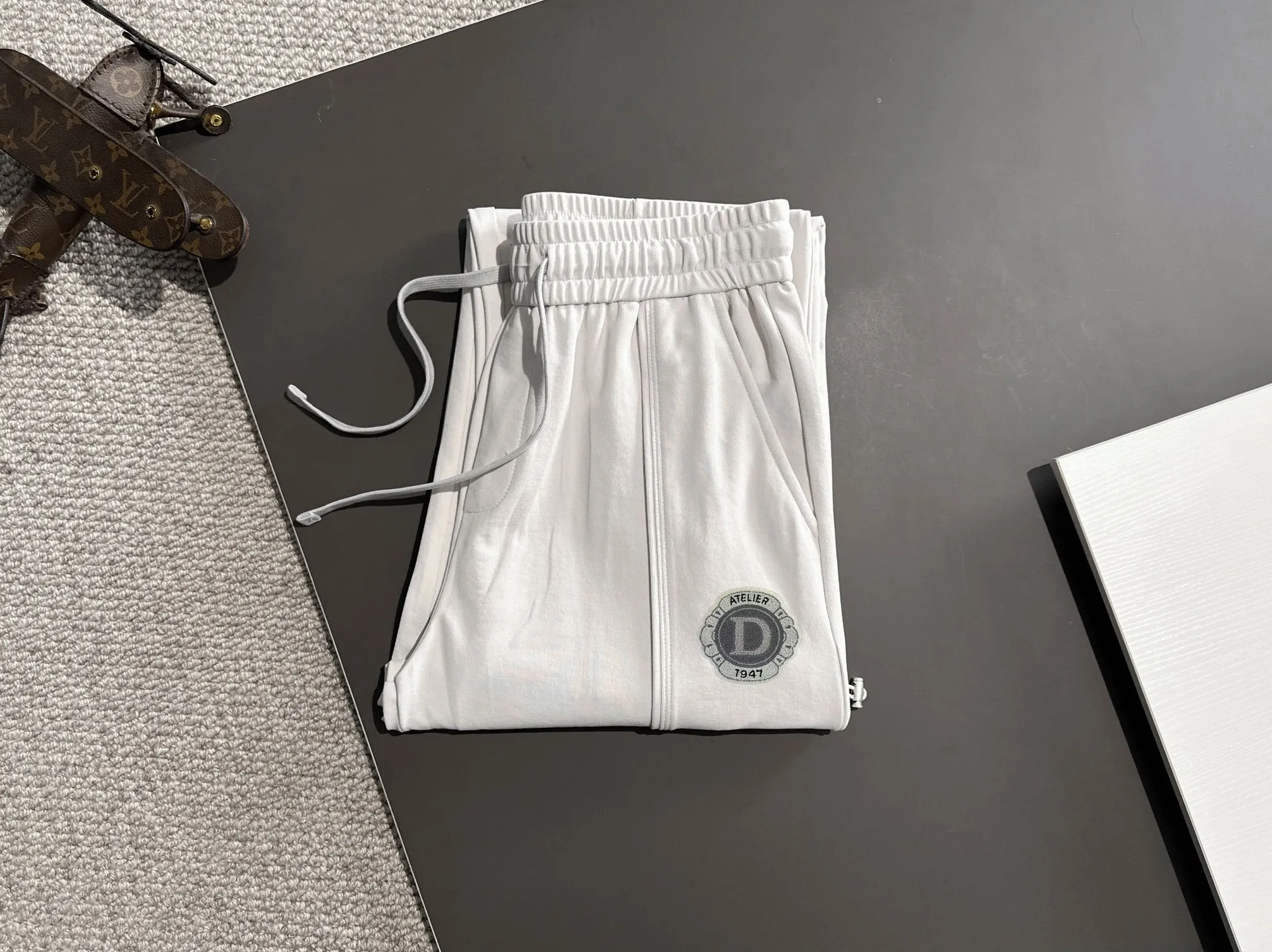 🅿️380 next day shipping Dior 2025 spring and summer new elastic band casual pants, thin counter custom fabrics, high breathability and comfort, impeccable details, brand element design concept, reflecting high quality. It feels delicate and soft! It presents a casual cut and the upper body shape is great! Size: M-4XL