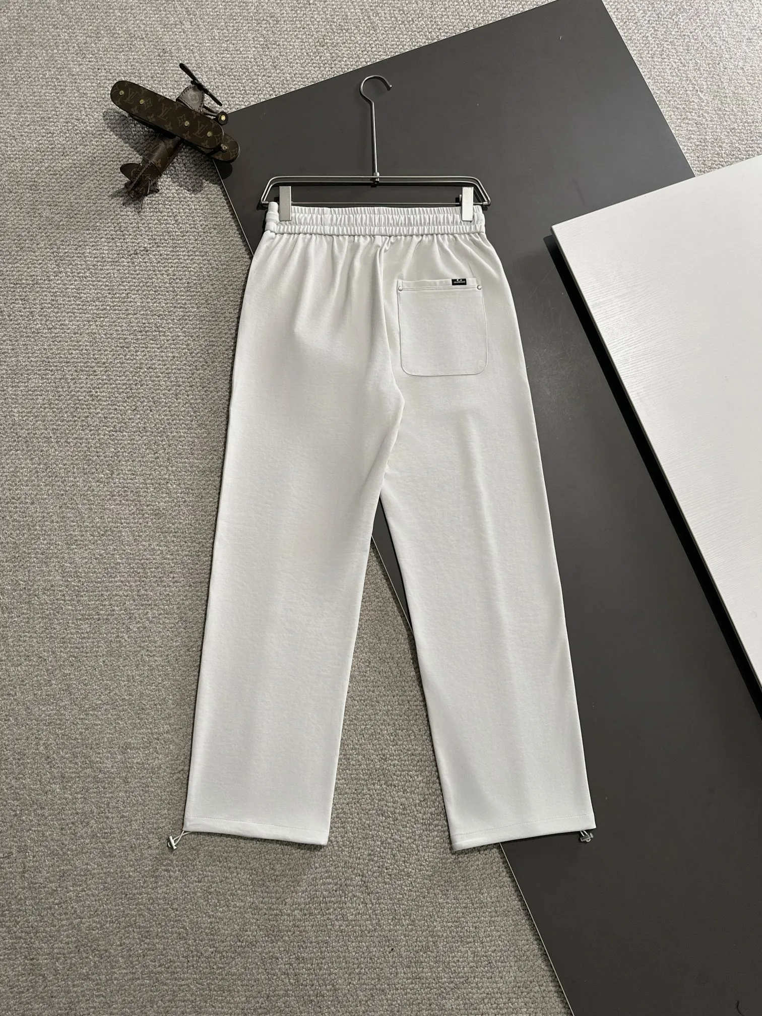 🅿️380 next day shipping Dior 2025 spring and summer new elastic band casual pants, thin counter custom fabrics, high breathability and comfort, impeccable details, brand element design concept, reflecting high quality. It feels delicate and soft! It presents a casual cut and the upper body shape is great! Size: M-4XL