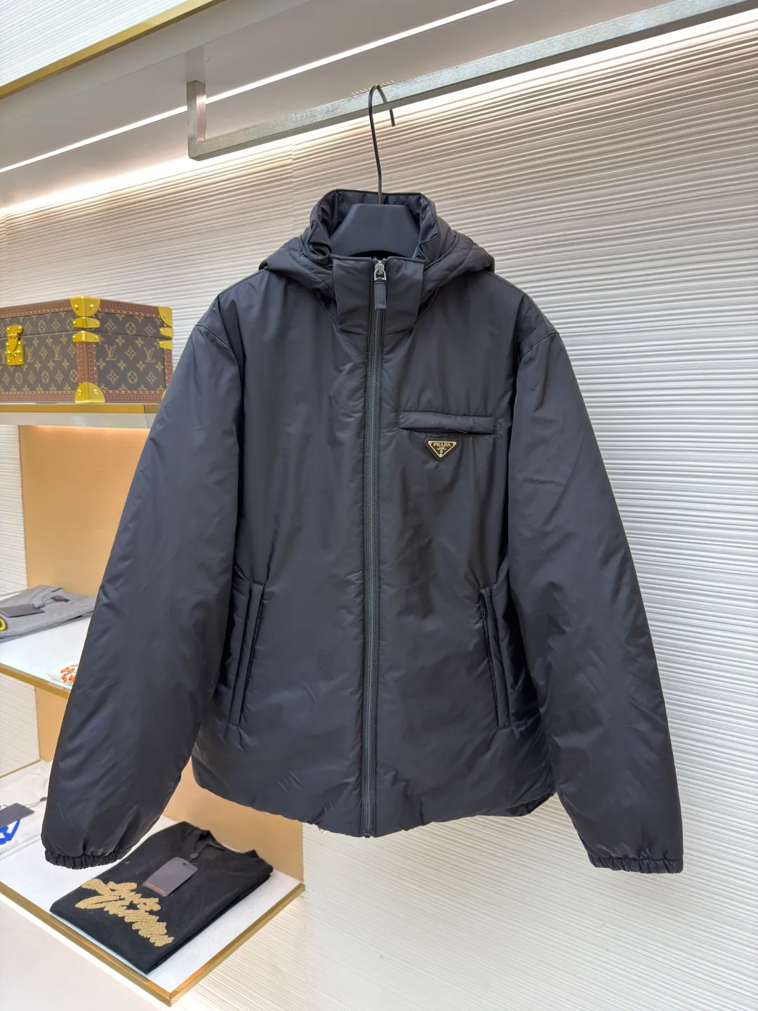 Prada triangle logo down jacket [Messi's same style] ●Original version: purchased and developed by 14606 ●Item number: 1681656-D35 ●Fabric: white duck down fabric ●Technology: mechanical down filling ●Color: black ●Version: fitted version ●Weight: about 760 grams ●Size: 46-48-50-52 ●Description: The brand's iconic regenerated nylon fabric is selected, which has the same performance as traditional nylon and has high strength, tear resistance, wear resistance and other characteristics. It is lightweight and waterproof, suitable for various scenarios. It is anti-wrinkle and quick-drying and is easy to care for and maintain on a daily basis. It pays attention to details, such as the collar, cuffs and hem are carefully cut and sewn to ensure that the entire down jacket looks exquisite and stylish. Brand logo: The triangle logo on the chest is cleverly integrated into Prada's brand elements to enhance brand recognition. It uses 90 white duck down with a fill power of 220g to ensure excellent thermal insulation performance. After the velvet has been strictly screened and processed, it is not easy to get rid of the velvet. Pay equal attention to practicality and beauty: not only focusing on beautiful design, but also emphasizing practicality to ensure that the wearer can feel warm and comfortable while enjoying fashion. The overall wiring is straight and delicate, the fabric is comfortable and soft, and the color is consistent without color difference. It can be matched with the same style to create a fashionable look and control various occasions. Customized accessories, complete with three standards, same style for men and women!